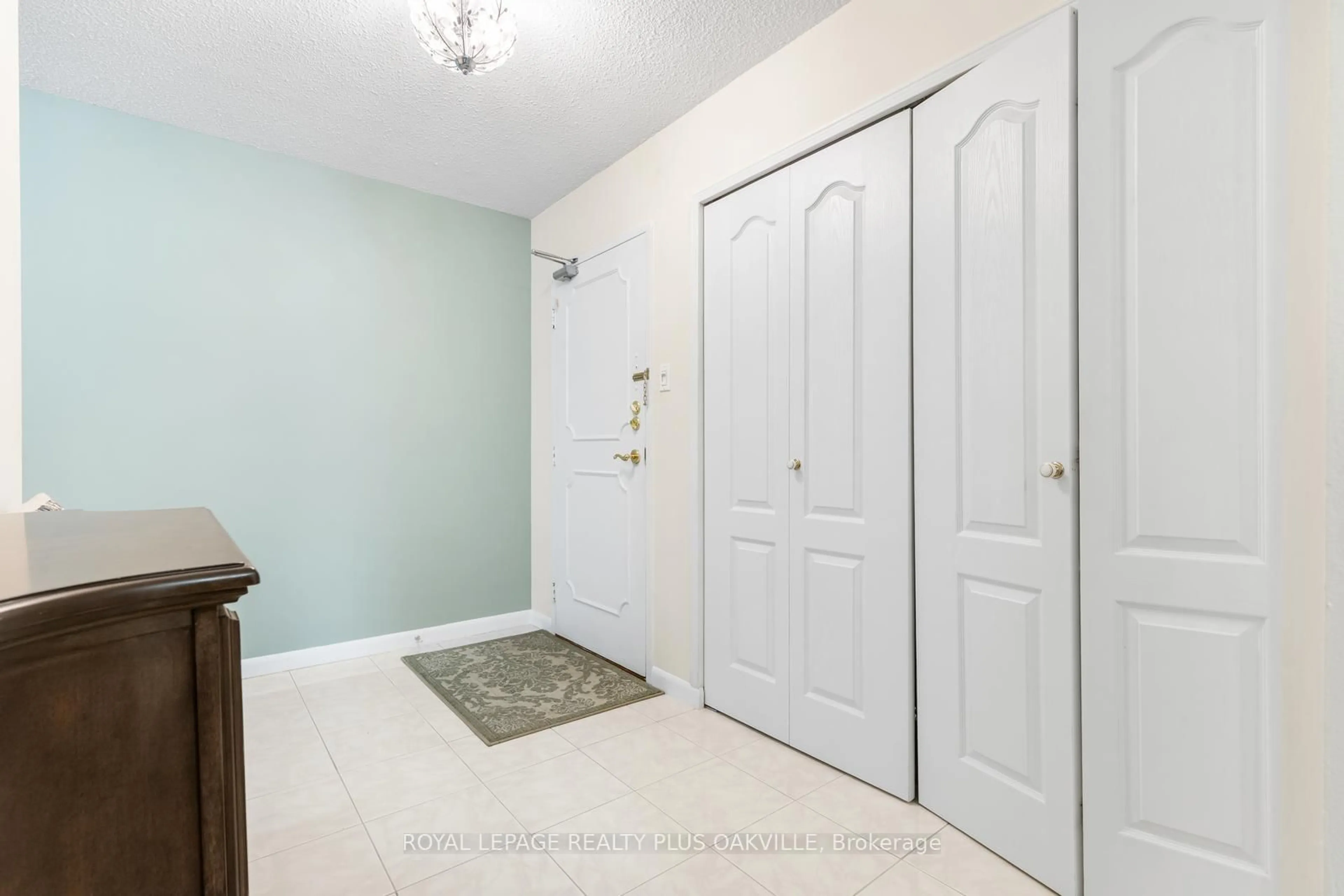Indoor entryway for 2175 Marine Dr #102, Oakville Ontario L6L 5L5