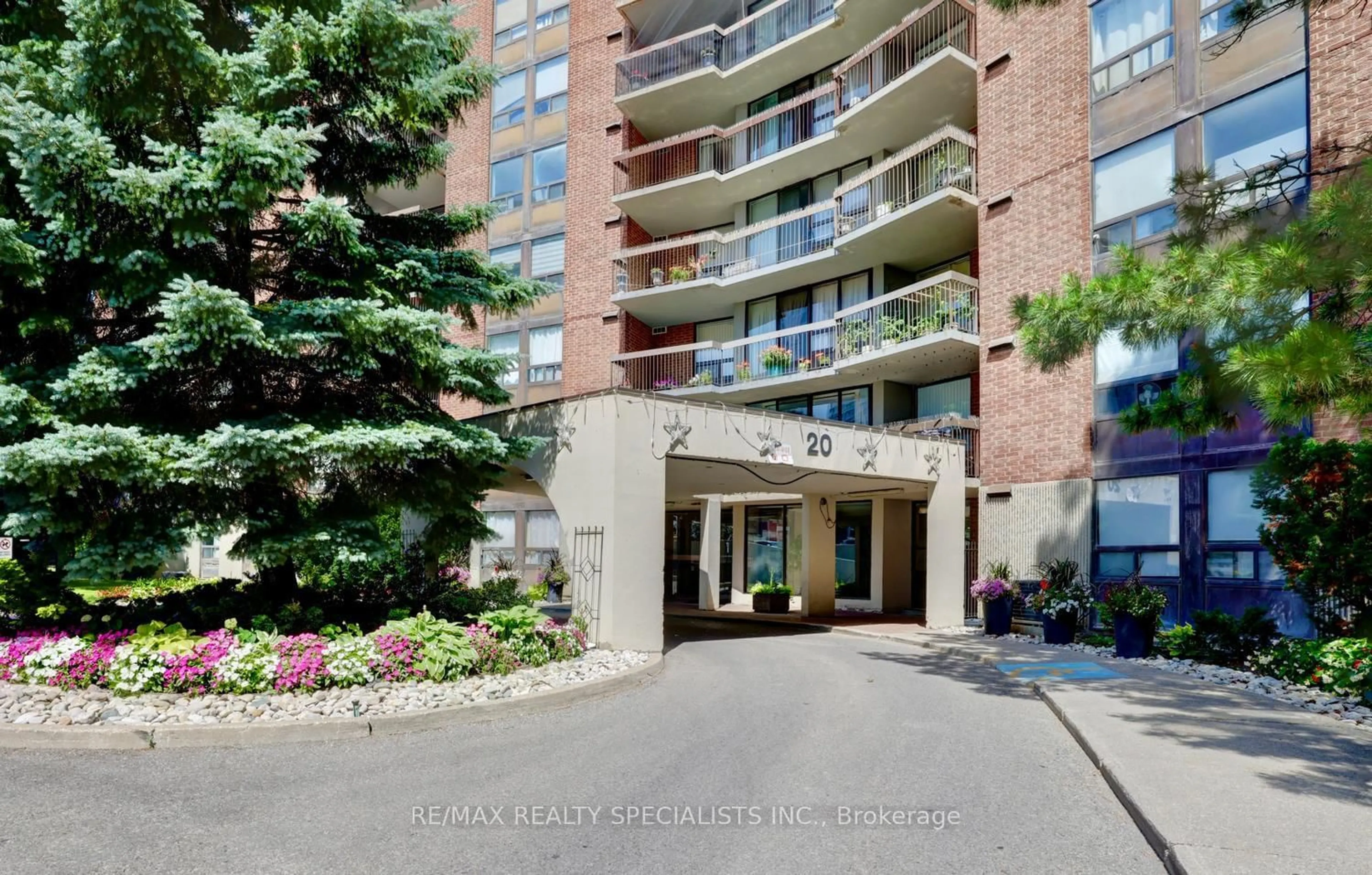 Indoor foyer for 20 Mississauga Valley Blvd #704, Mississauga Ontario L5A 3S1