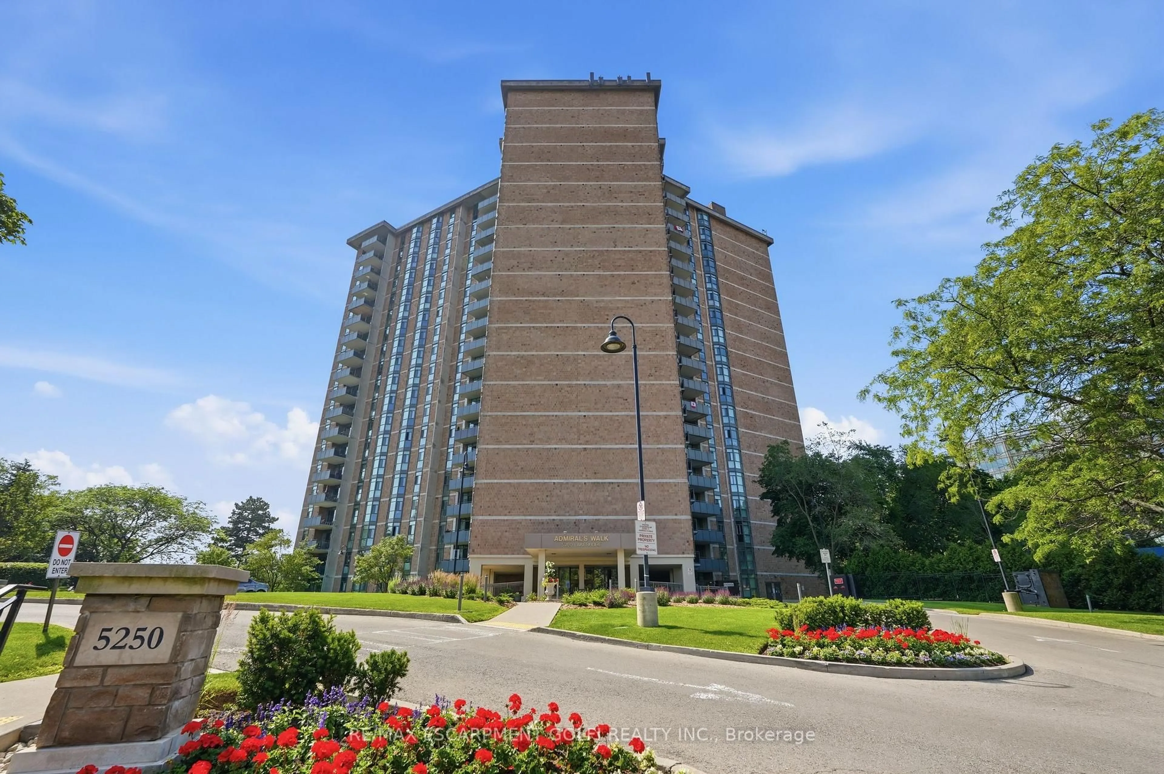 Indoor foyer for 5250 Lakeshore Rd #508, Burlington Ontario L7L 5L2