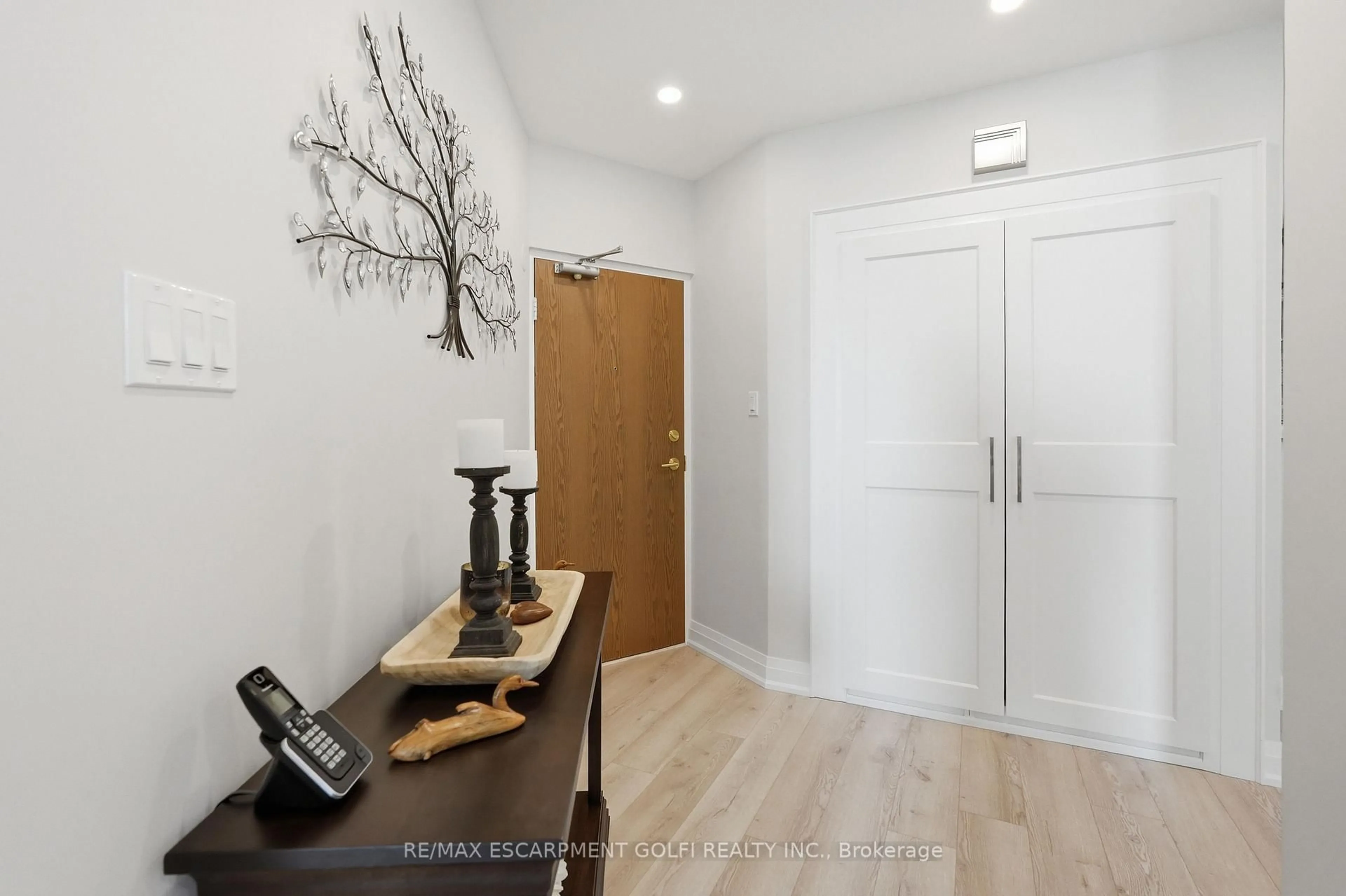 Indoor entryway for 5250 Lakeshore Rd #508, Burlington Ontario L7L 5L2