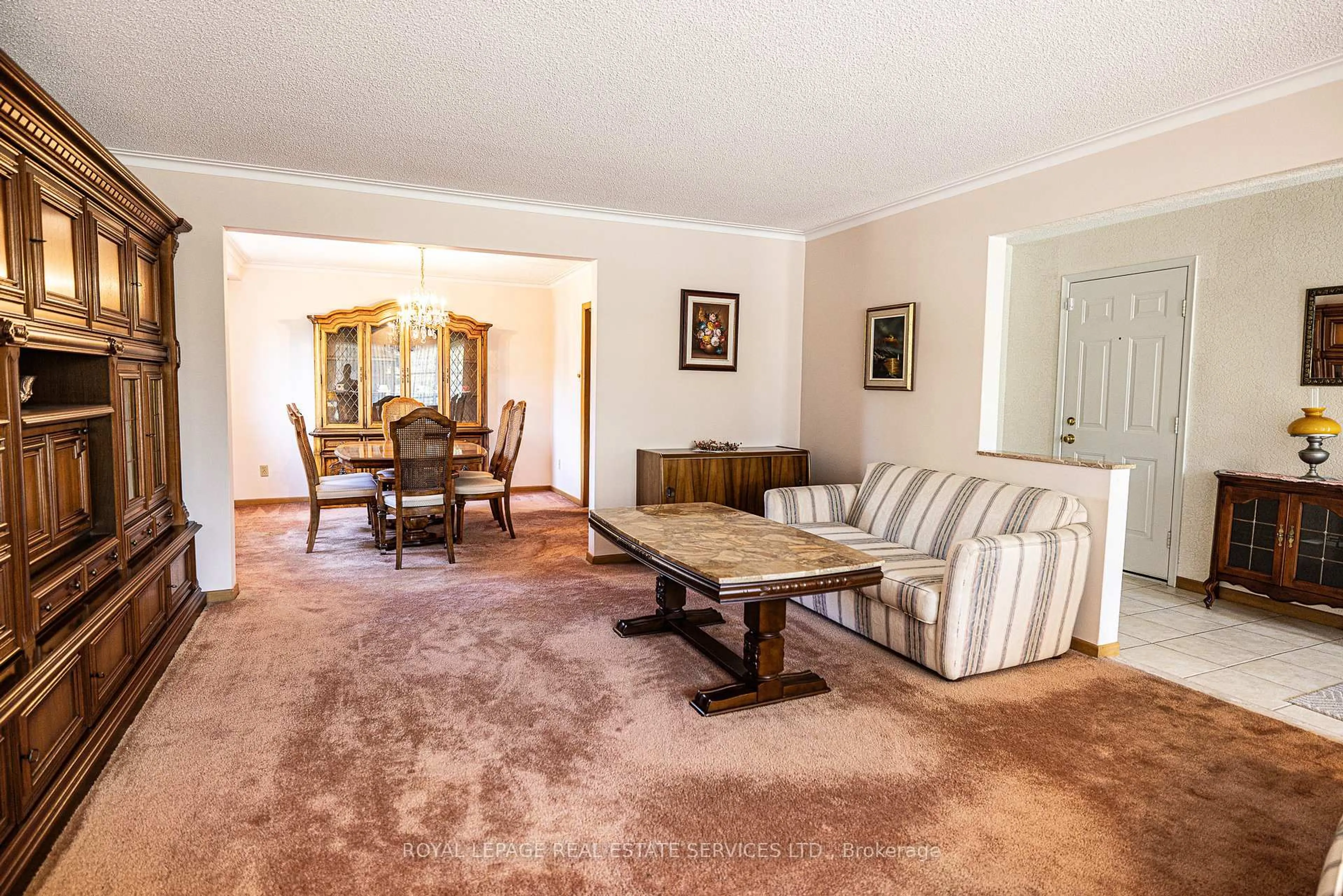 Living room with furniture, carpet floor for 3465 Lincove Terr, Mississauga Ontario L4Y 3N4