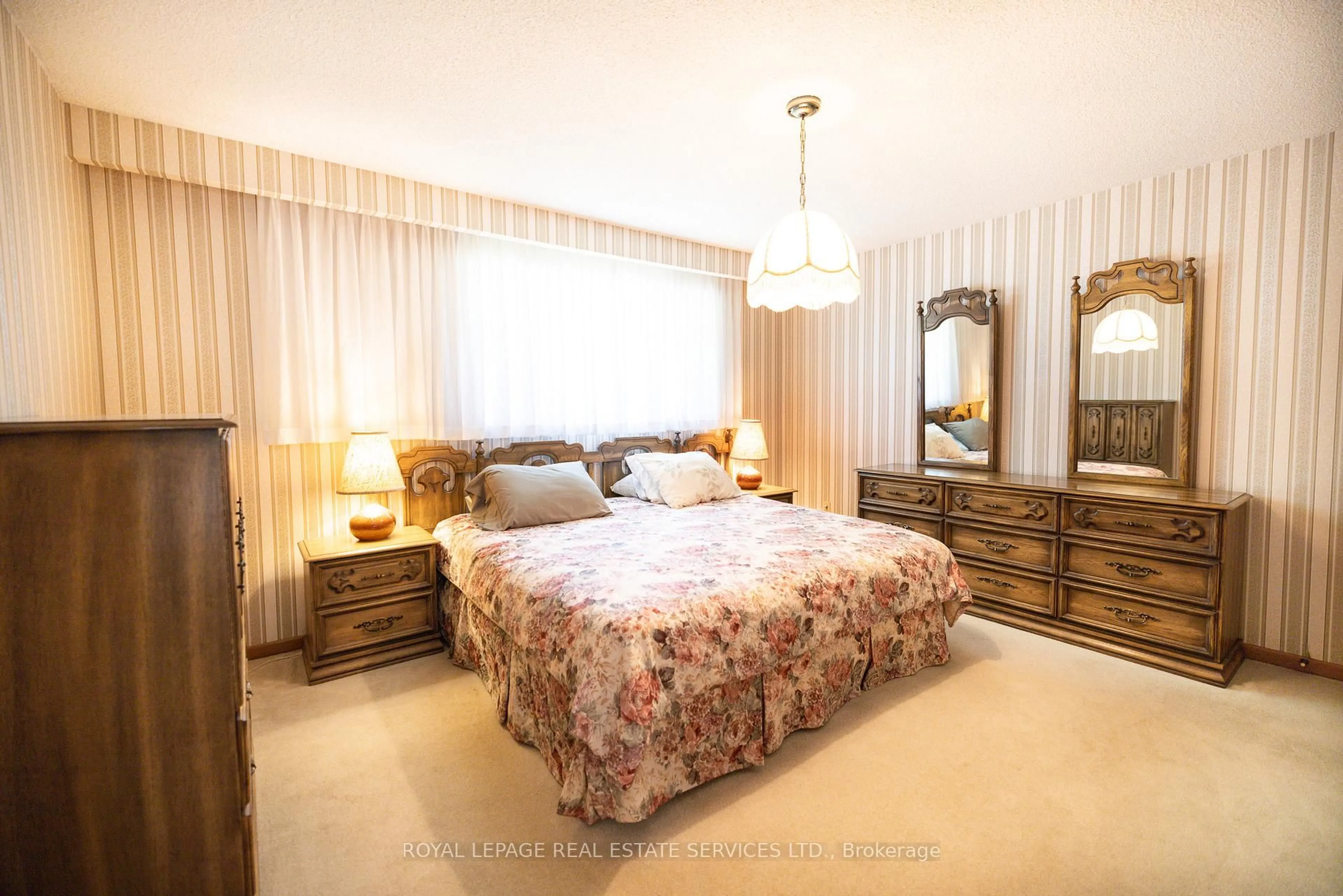Bedroom with bed, wood/laminate floor for 3465 Lincove Terr, Mississauga Ontario L4Y 3N4