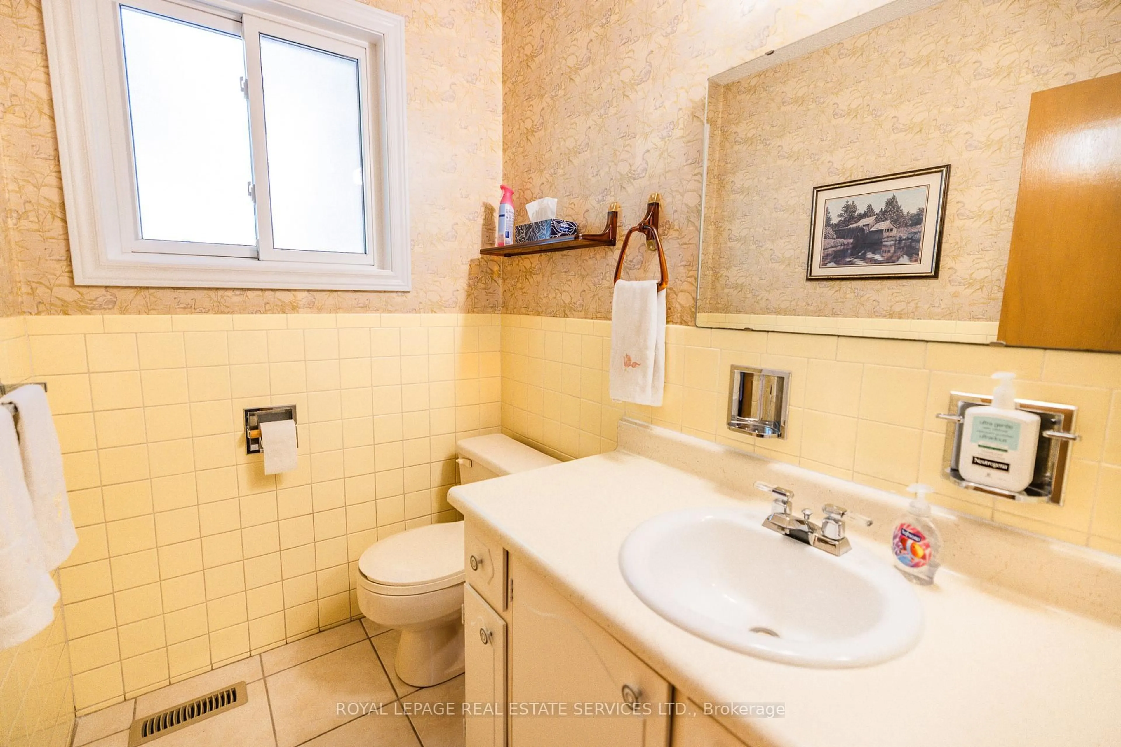 Standard bathroom, ceramic/tile floor for 3465 Lincove Terr, Mississauga Ontario L4Y 3N4