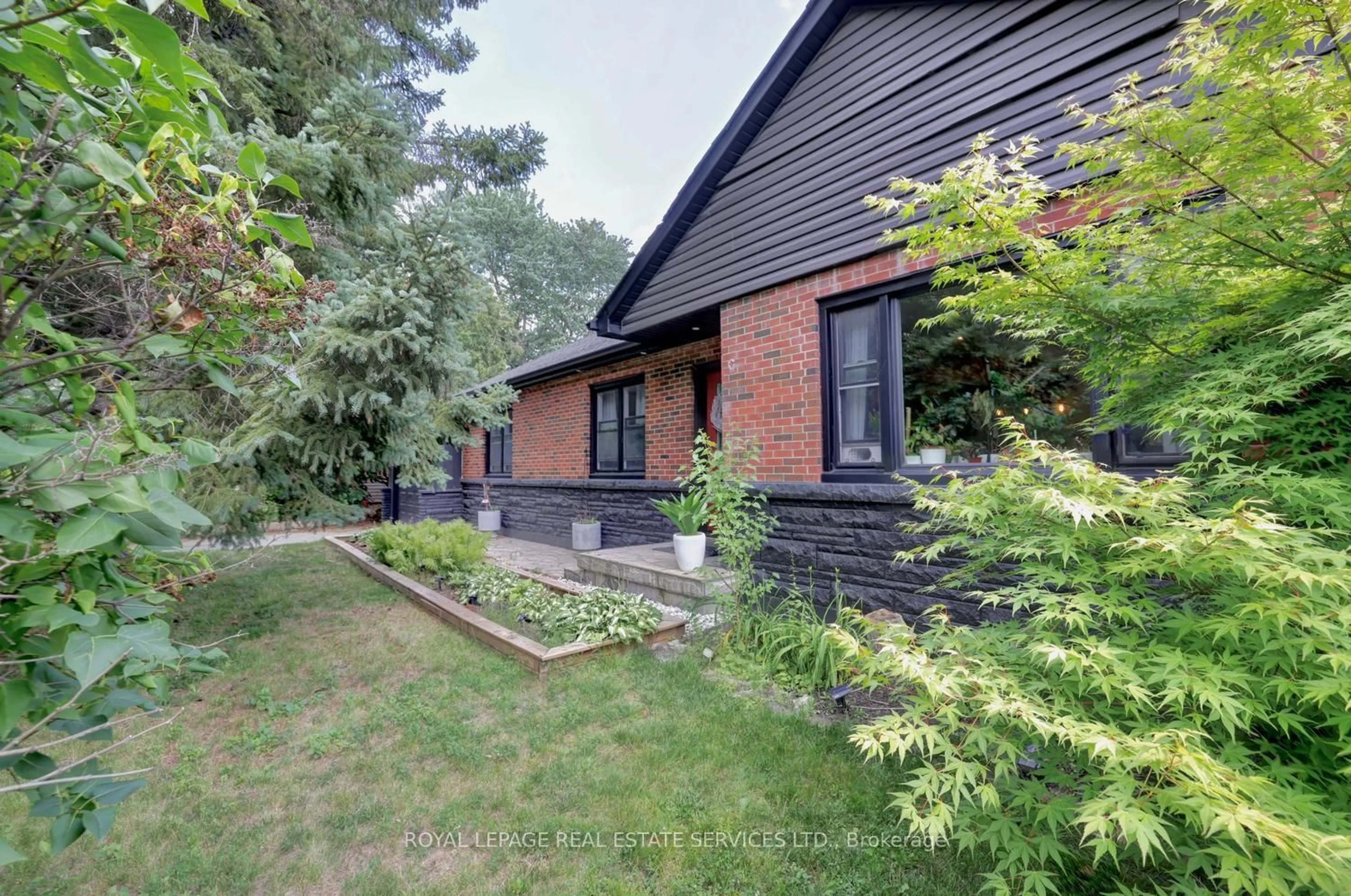Home with brick exterior material, street for 1028 Cedar Ave, Burlington Ontario L7T 2S1