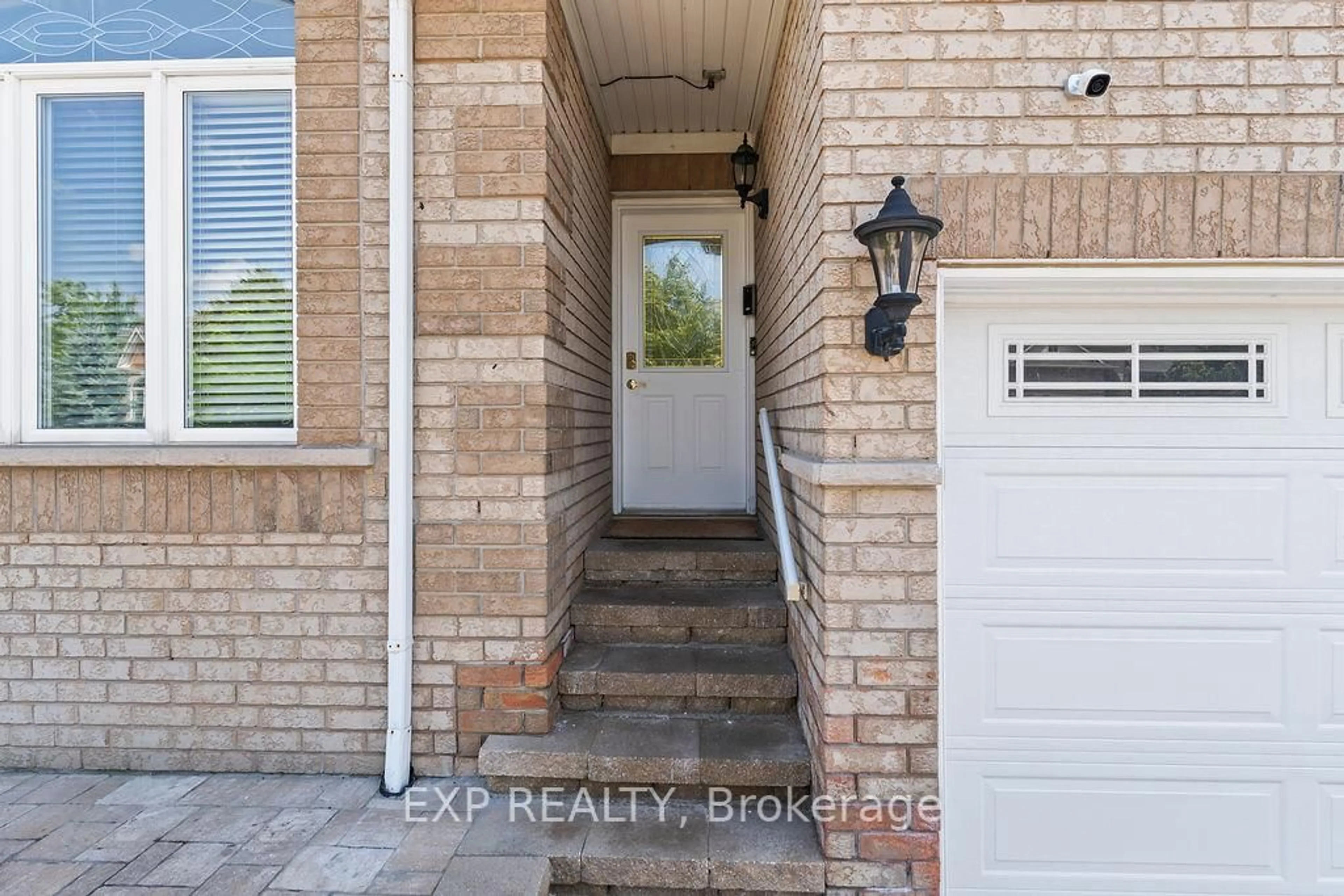 Indoor entryway for 225 Ellis Cres, Halton Hills Ontario L9T 6B5