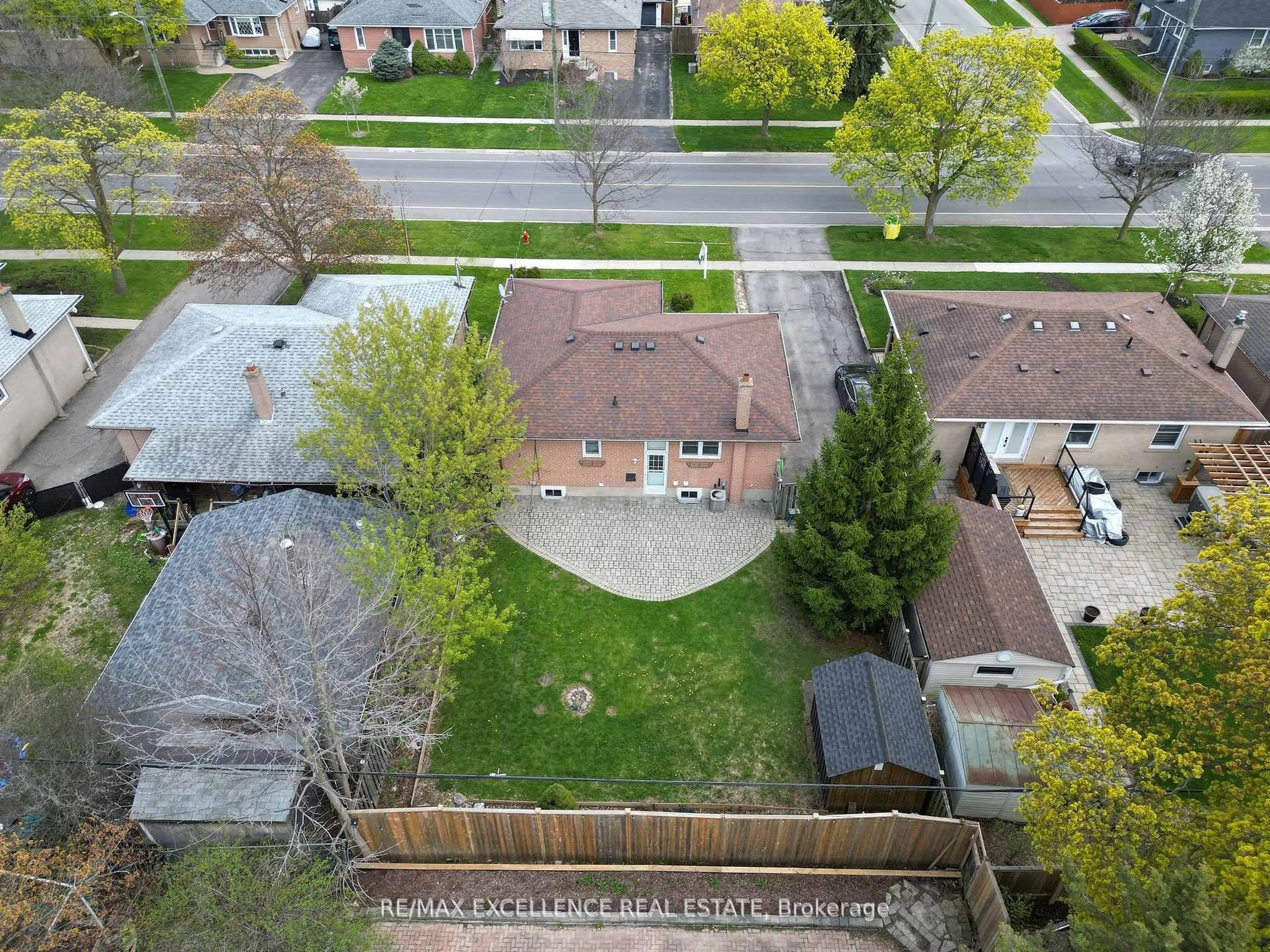 A pic from outside/outdoor area/front of a property/back of a property/a pic from drone, street for 431 Delrex Blvd, Halton Hills Ontario L7G 4J1