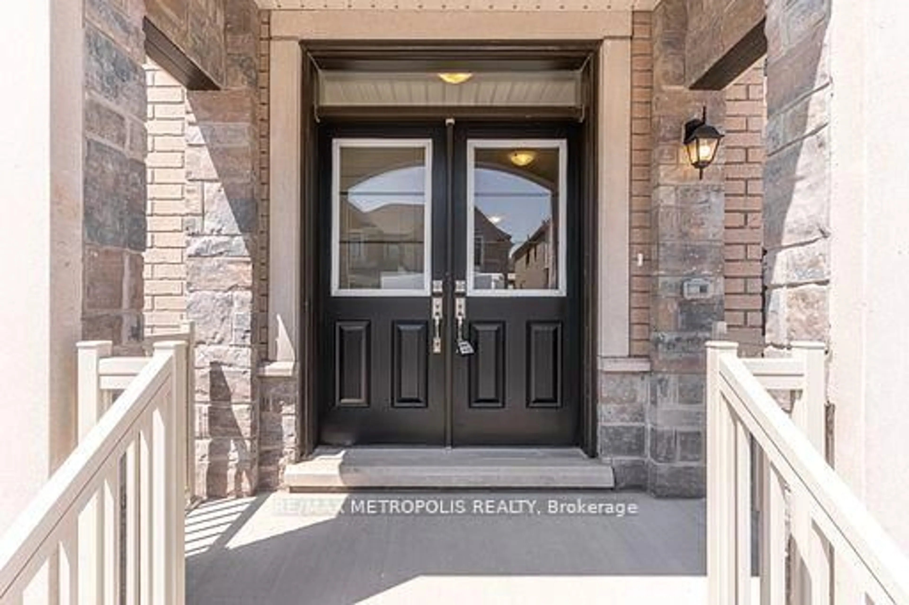 Indoor entryway for 1481 Buttercup Crt, Milton Ontario L9E 1G5