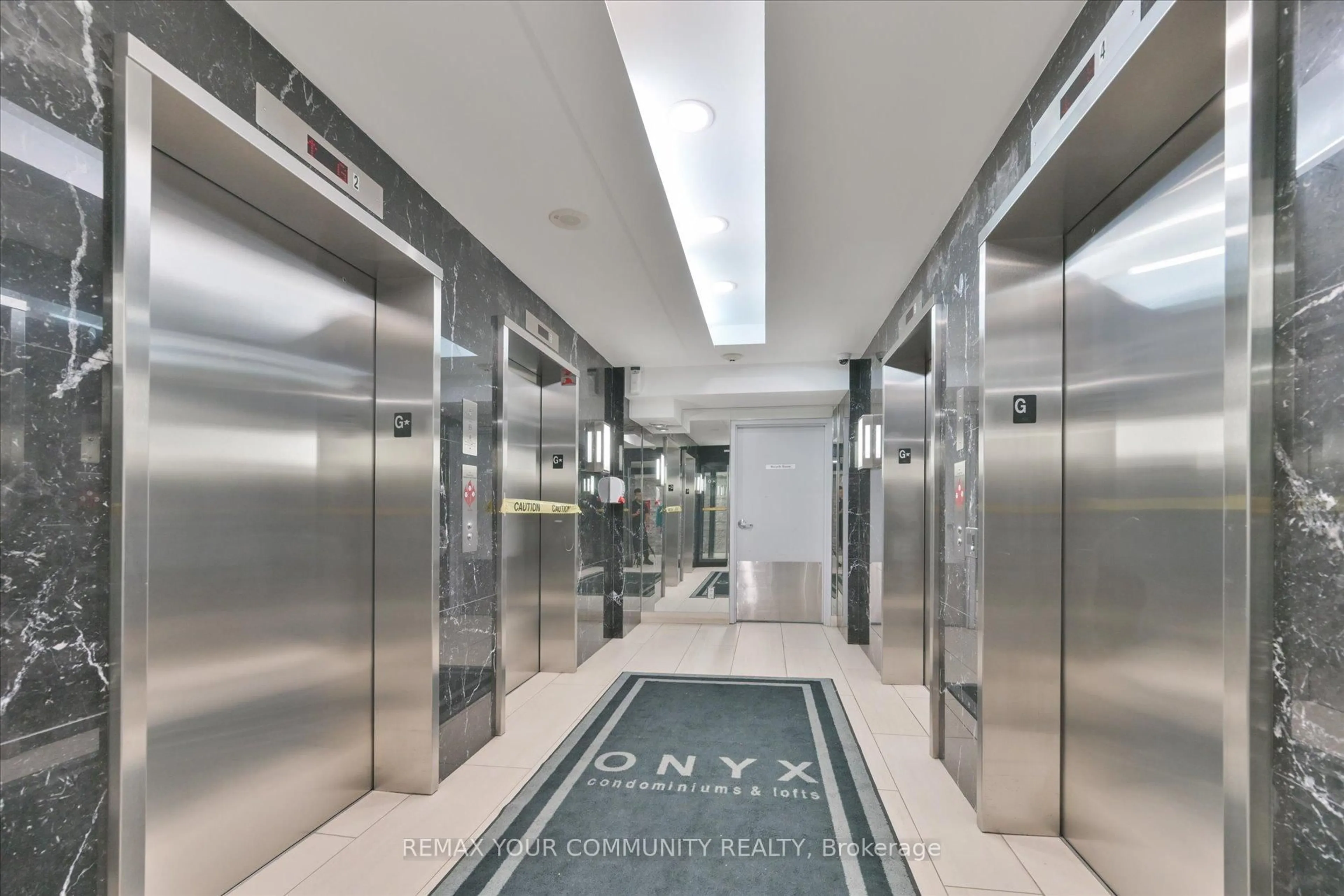 Indoor foyer for 223 Webb Dr #908, Mississauga Ontario L5B 0E8