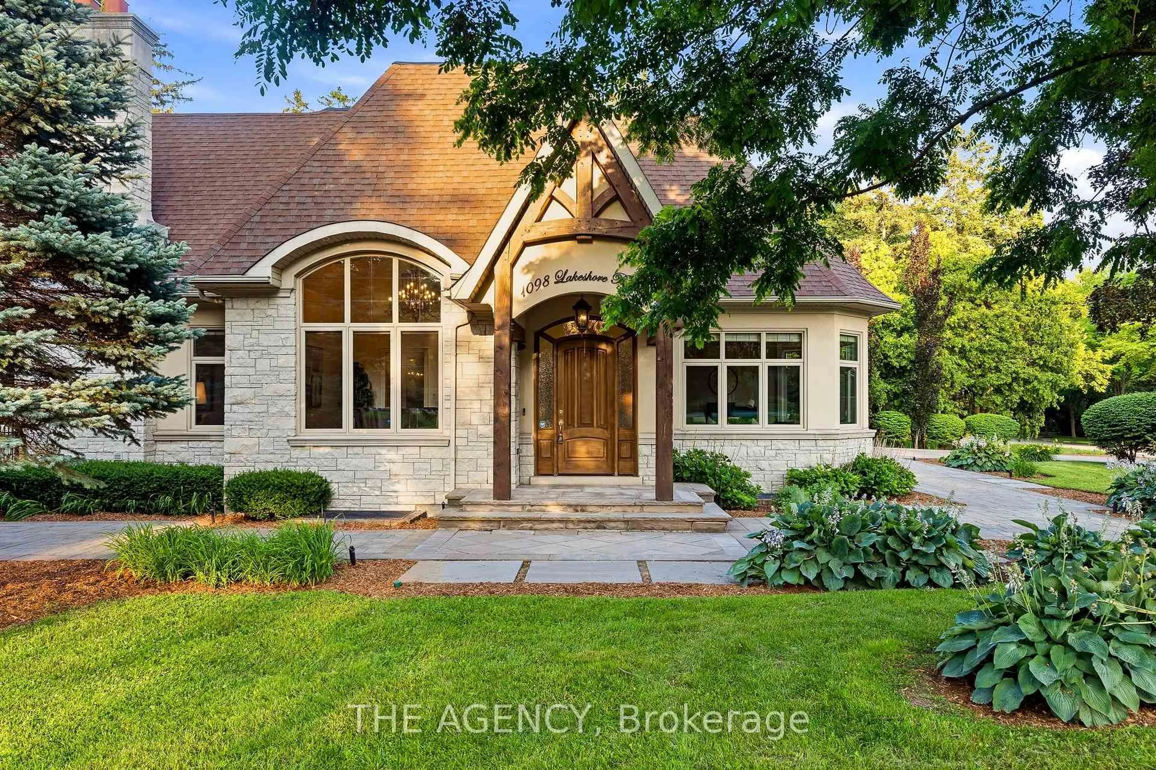 Home with brick exterior material, street for 1098 Lakeshore Rd, Oakville Ontario L6L 1E9