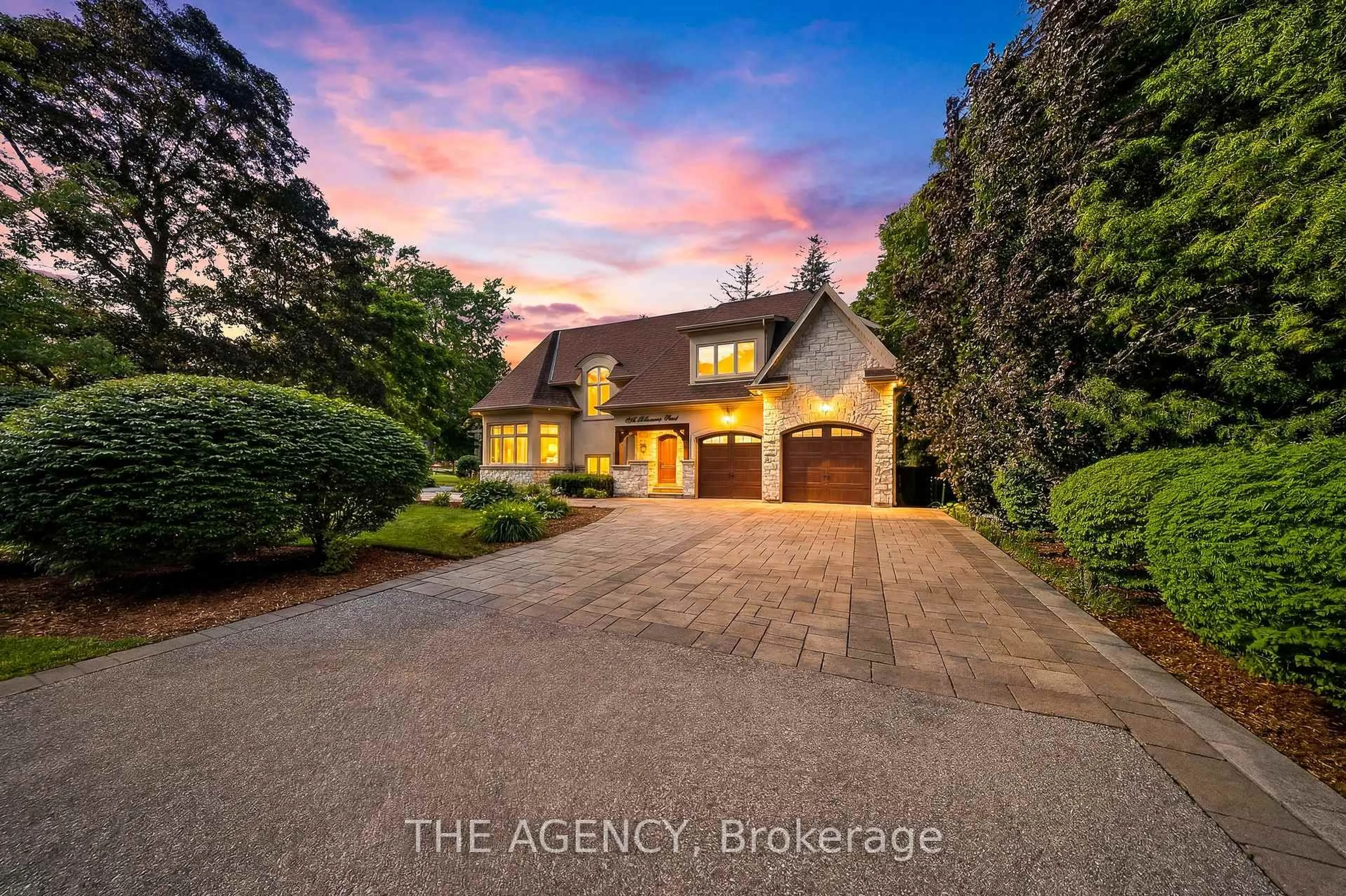 A pic from outside/outdoor area/front of a property/back of a property/a pic from drone, street for 1098 Lakeshore Rd, Oakville Ontario L6L 1E9