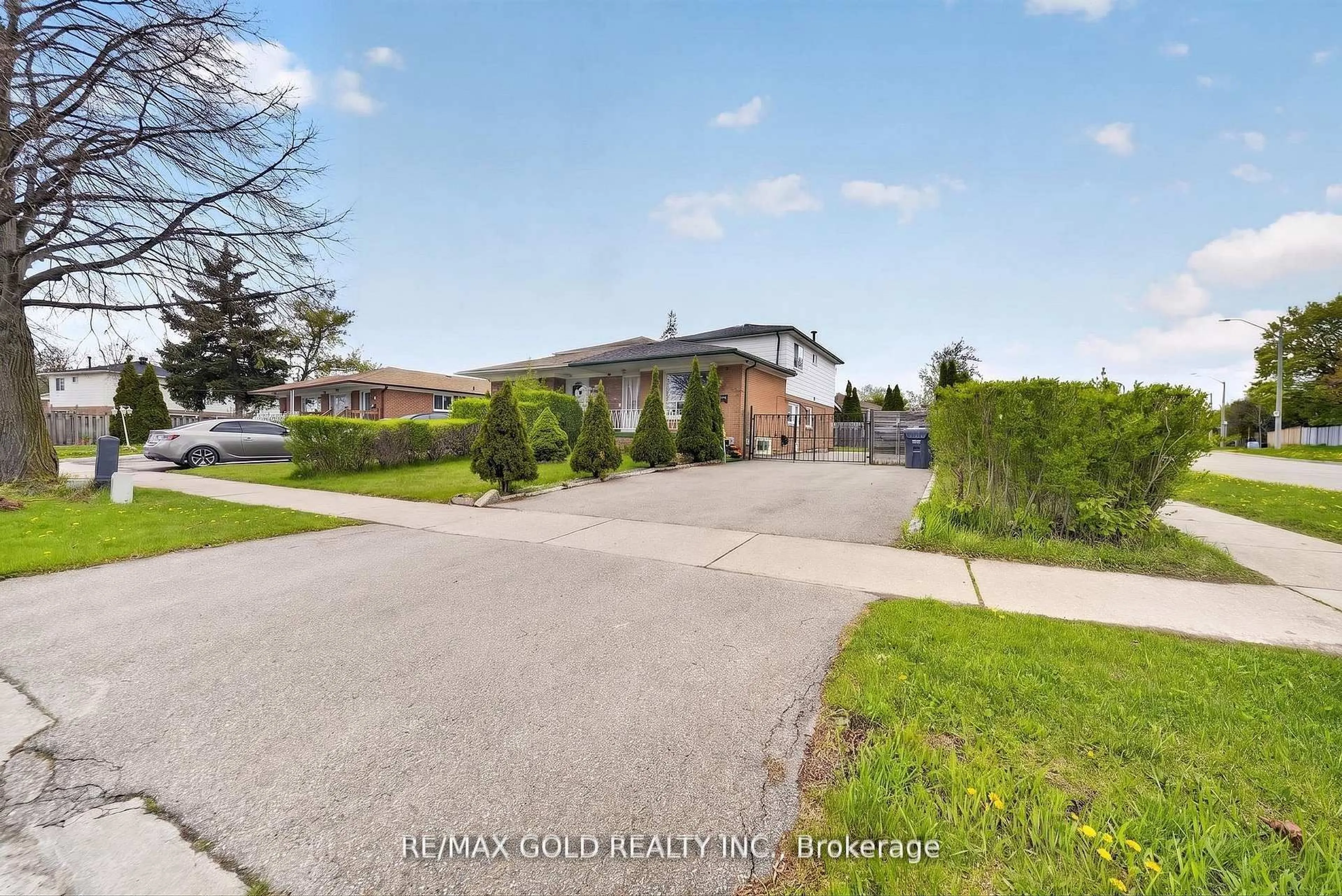 A pic from outside/outdoor area/front of a property/back of a property/a pic from drone, street for 3289 Victory Cres, Mississauga Ontario L4T 1M1