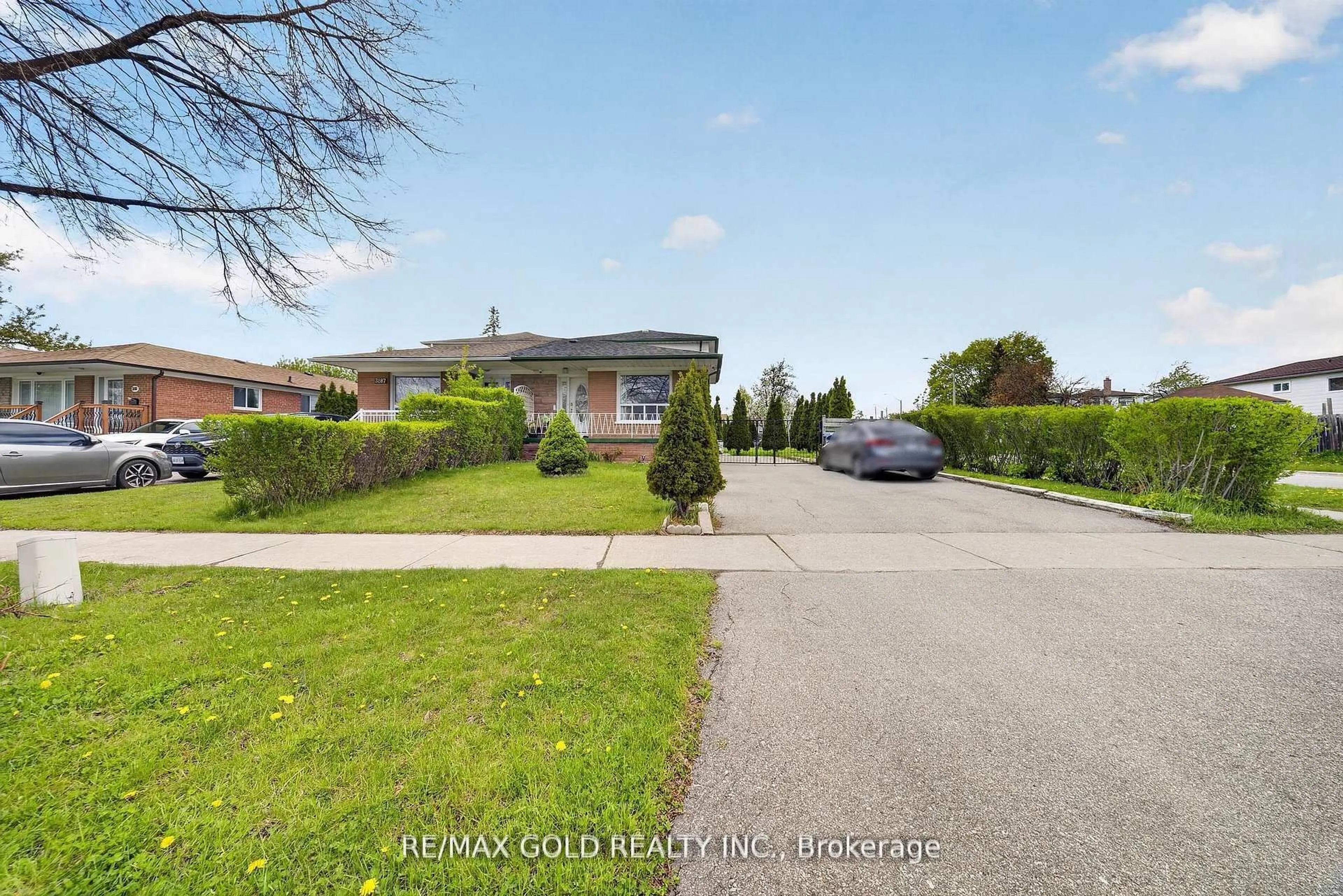A pic from outside/outdoor area/front of a property/back of a property/a pic from drone, street for 3289 Victory Cres, Mississauga Ontario L4T 1M1