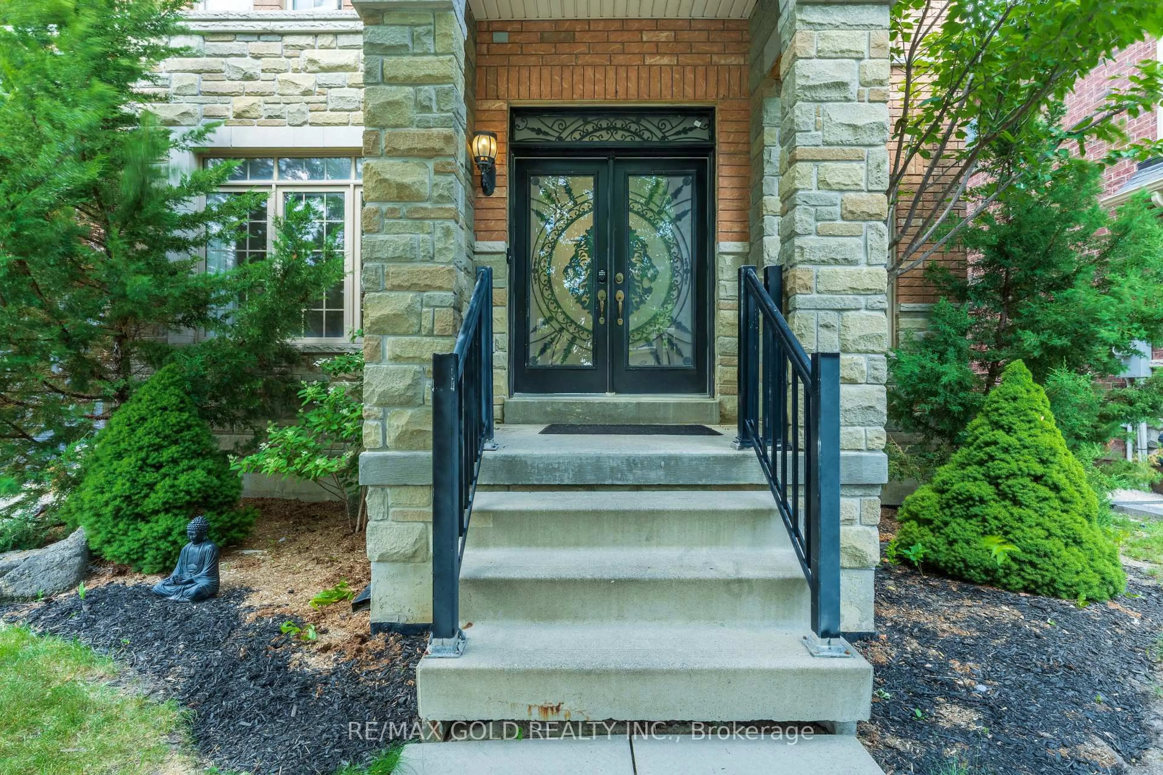 Indoor entryway for 7 Royal Links Circ, Brampton Ontario L6P 2W9