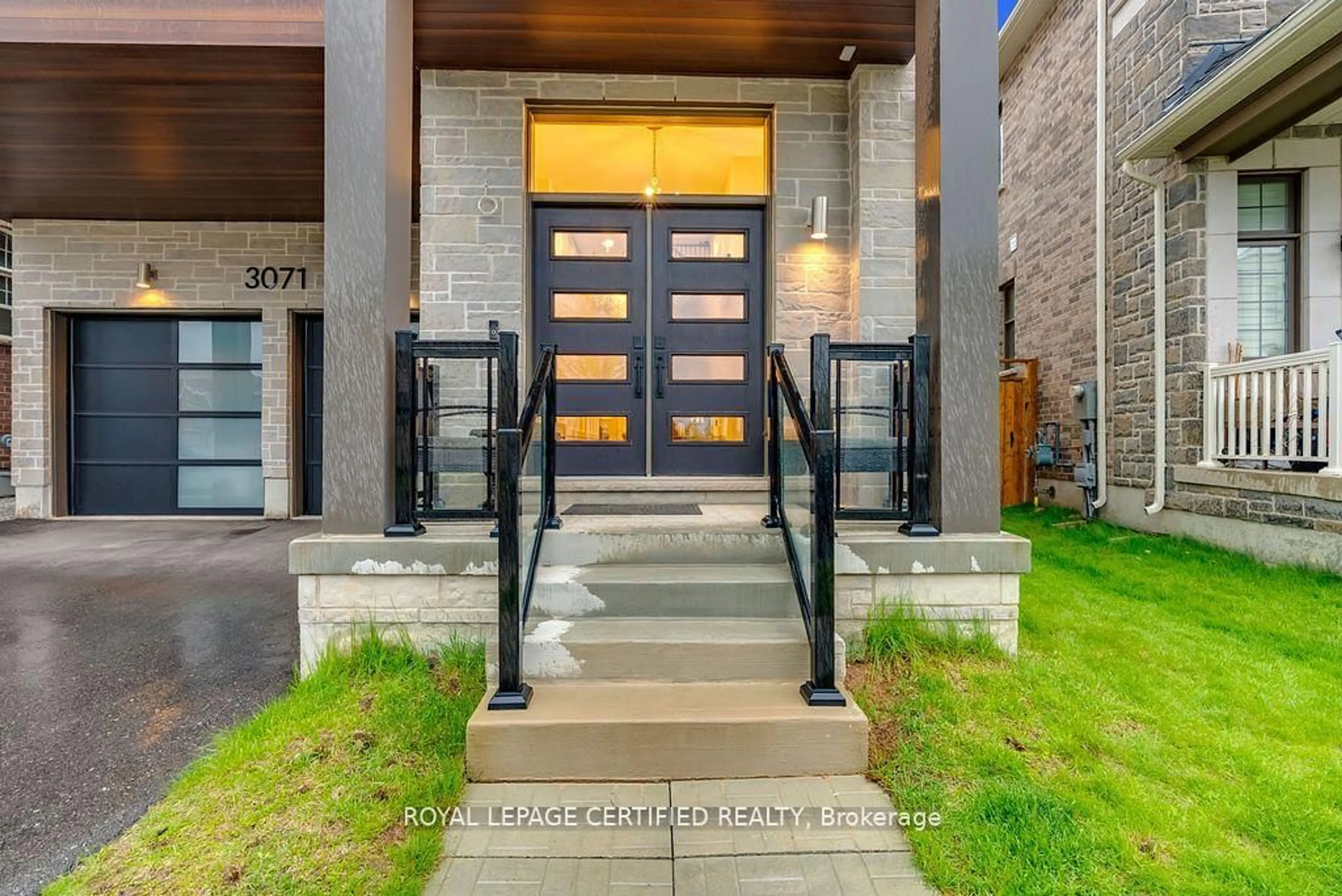 Indoor entryway for 3071 Trailside Dr, Oakville Ontario L6M 0Z4