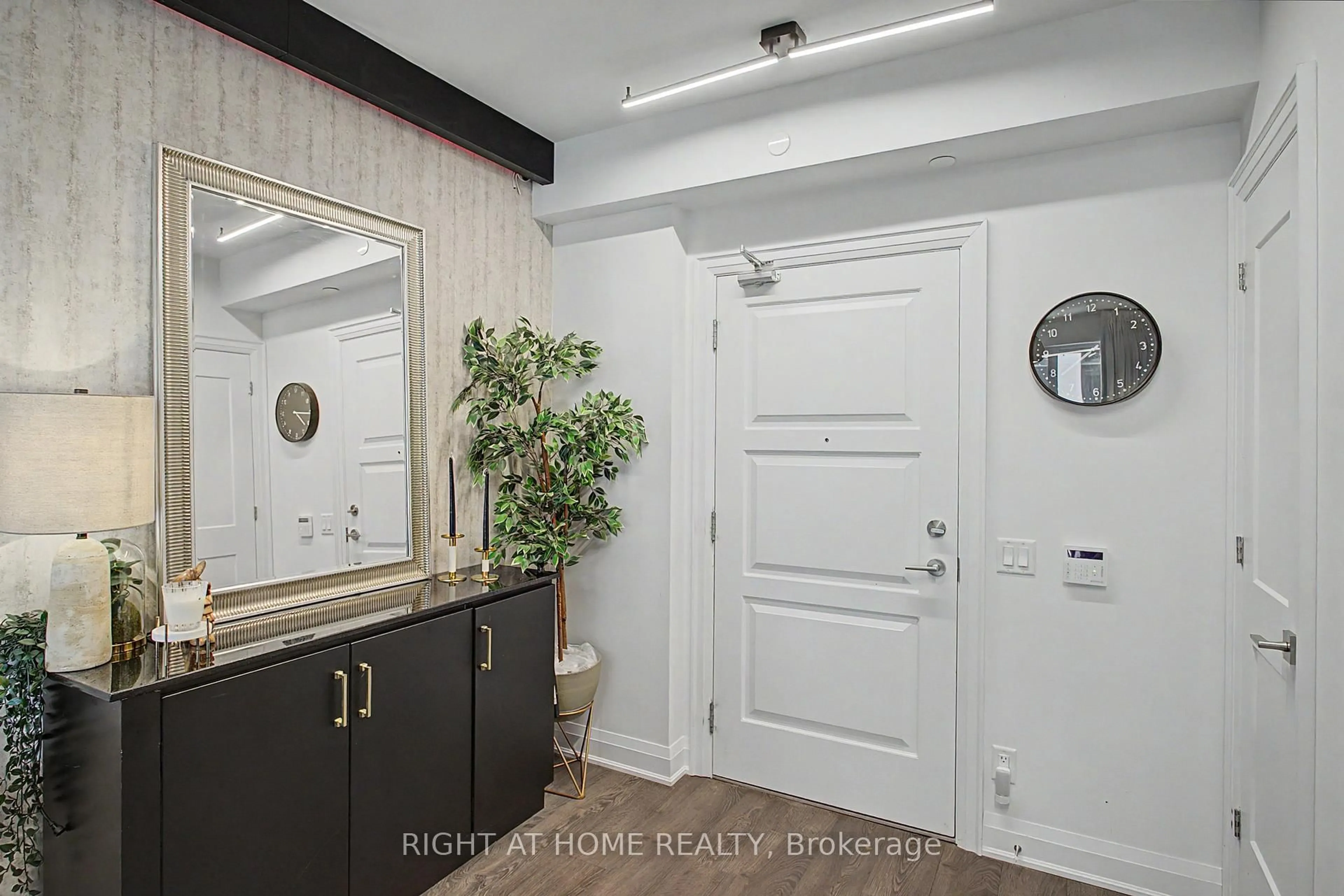 Indoor entryway for 36 Elm Dr #3202, Mississauga Ontario L5B 0N3