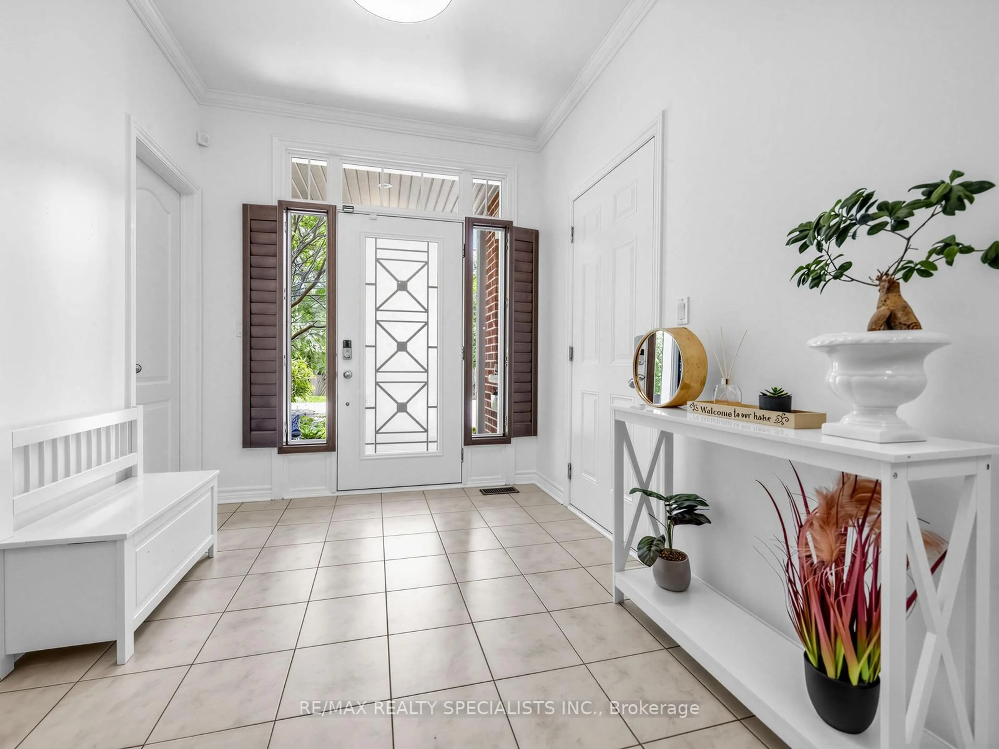 Indoor entryway for 2377 Glenwood School Dr, Burlington Ontario L7R 3R9