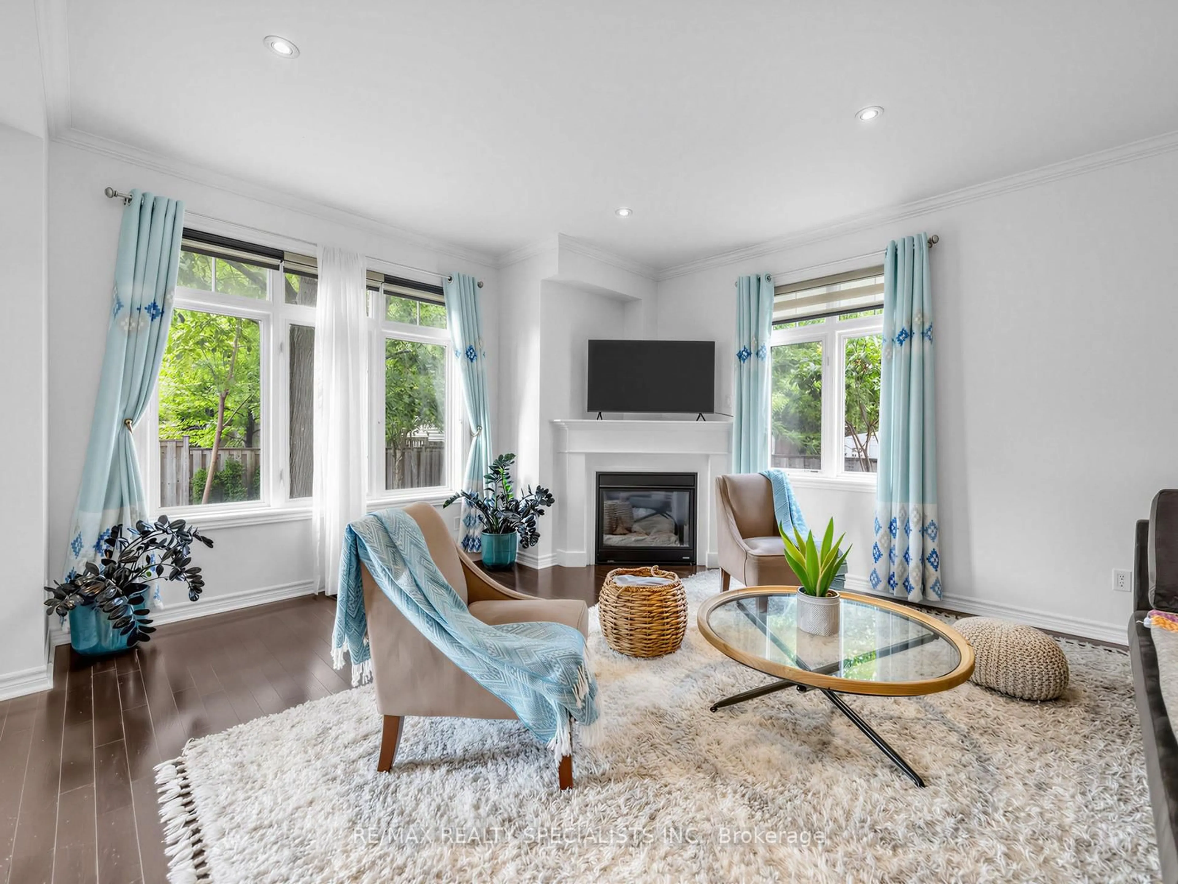 Living room with furniture, carpet floor for 2377 Glenwood School Dr, Burlington Ontario L7R 3R9