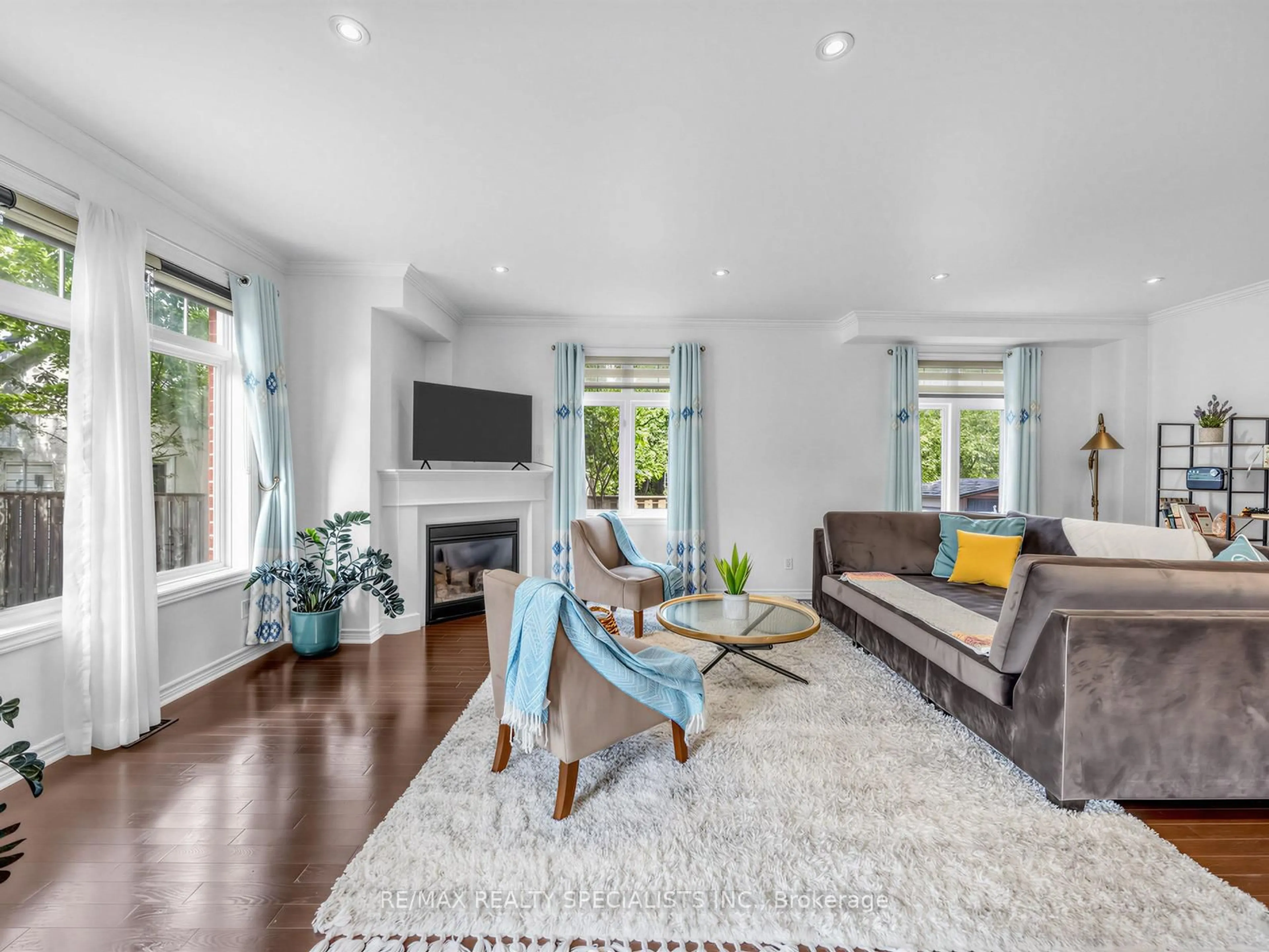 Living room with furniture, unknown for 2377 Glenwood School Dr, Burlington Ontario L7R 3R9