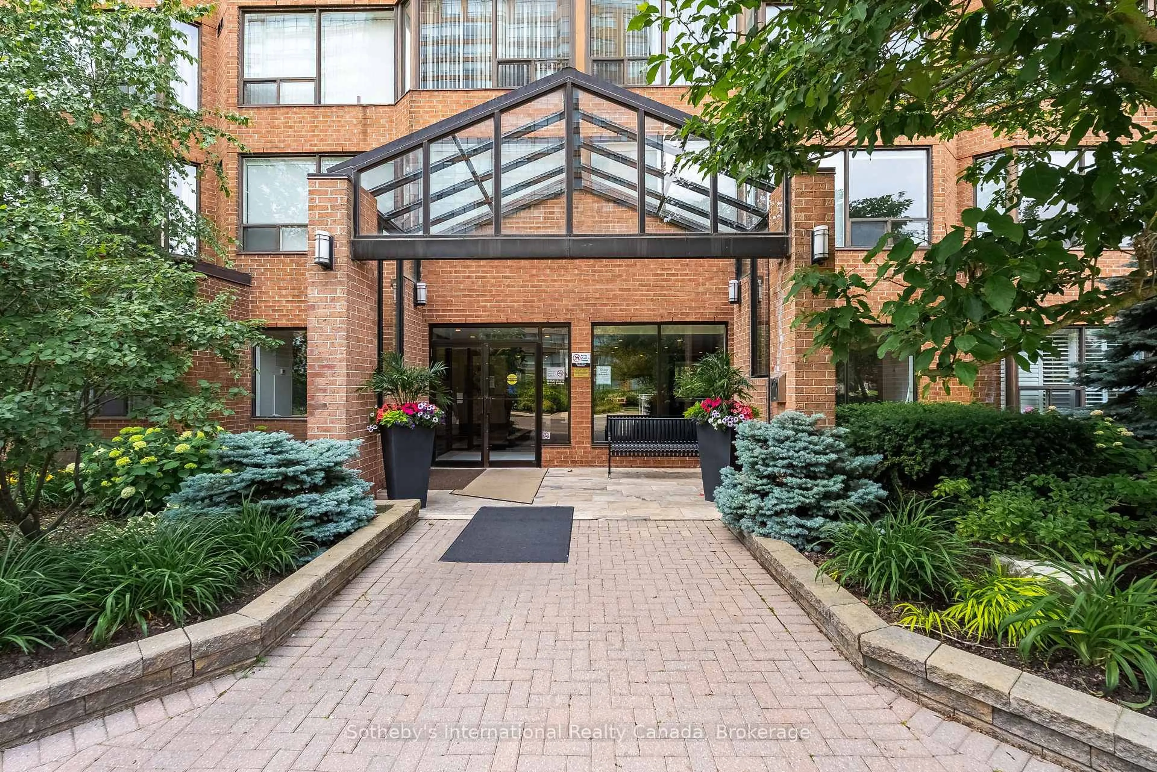 Indoor foyer for 1270 Maple Crossing Blvd #1910, Burlington Ontario L7S 2J3