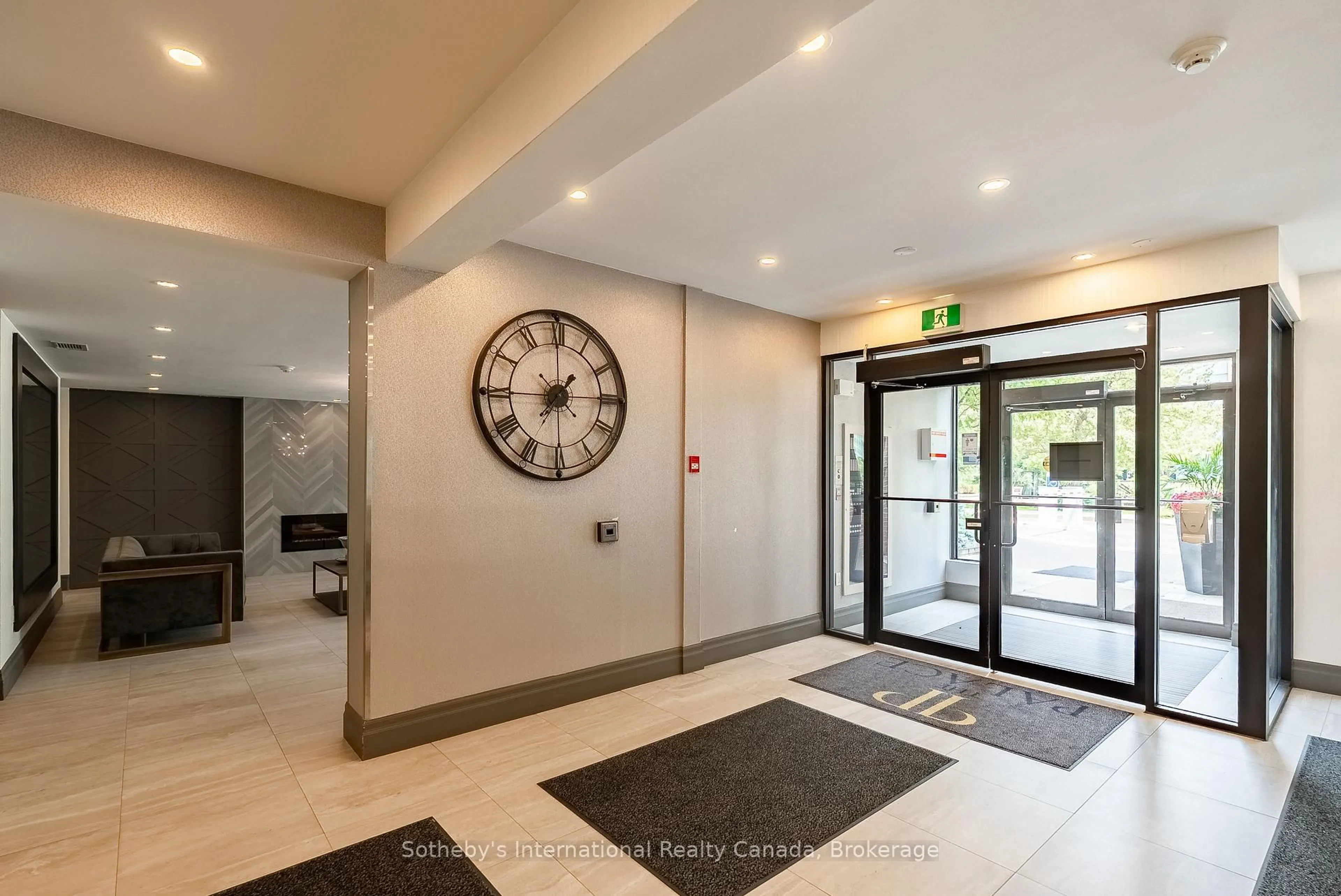 Indoor foyer for 1270 Maple Crossing Blvd #1910, Burlington Ontario L7S 2J3