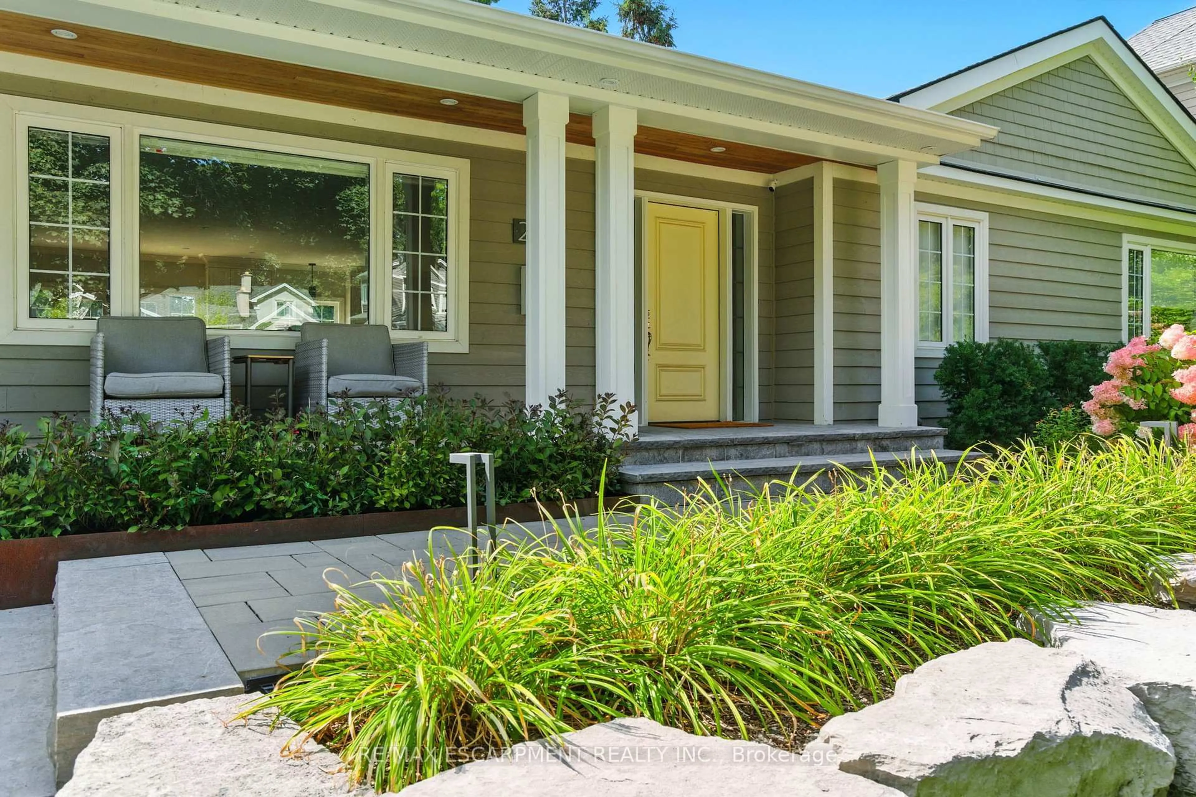 Home with vinyl exterior material, street for 270 Poplar Dr, Burlington Ontario L7L 2N4