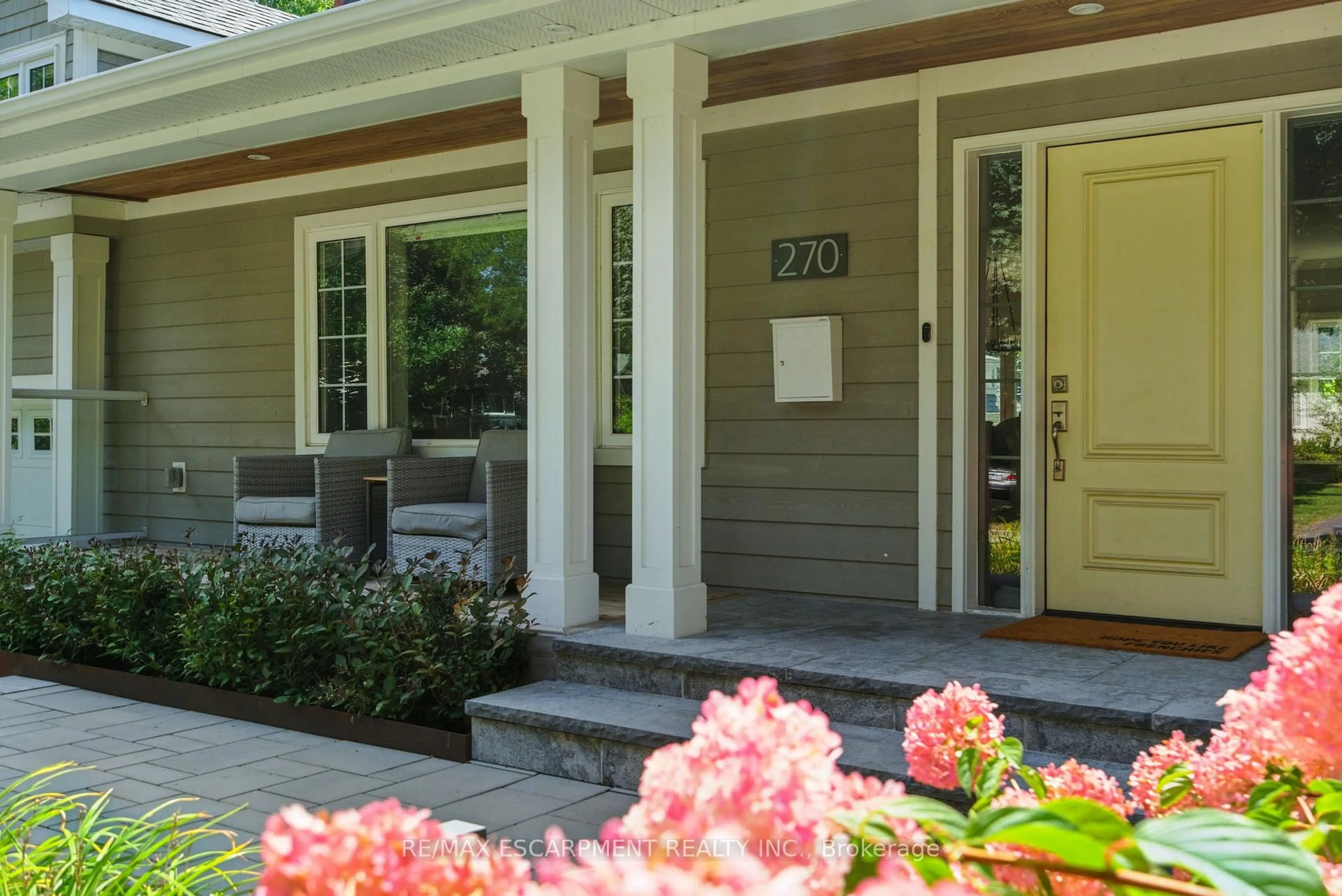 Indoor entryway for 270 Poplar Dr, Burlington Ontario L7L 2N4