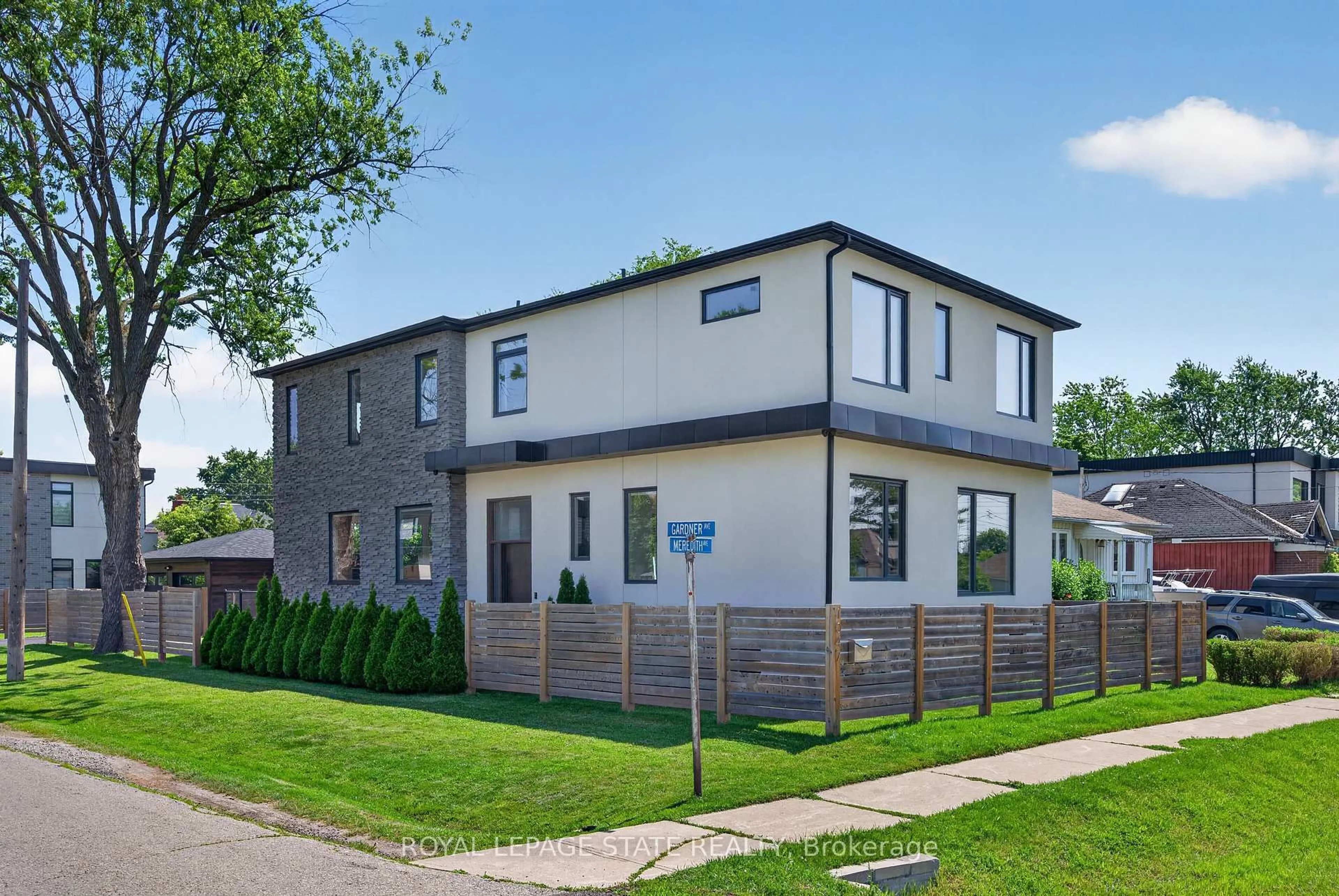 Home with brick exterior material, street for 1047 Meredith Ave, Mississauga Ontario L5E 2C6