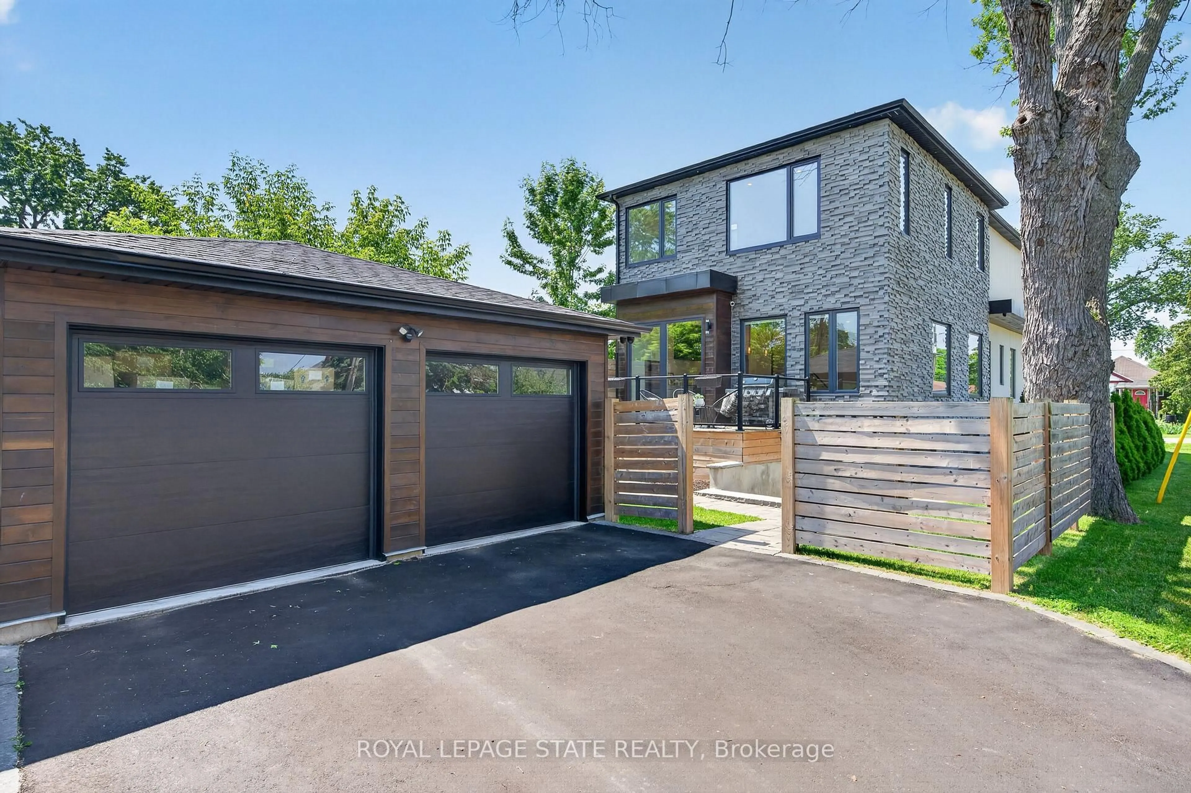 Home with brick exterior material, street for 1047 Meredith Ave, Mississauga Ontario L5E 2C6