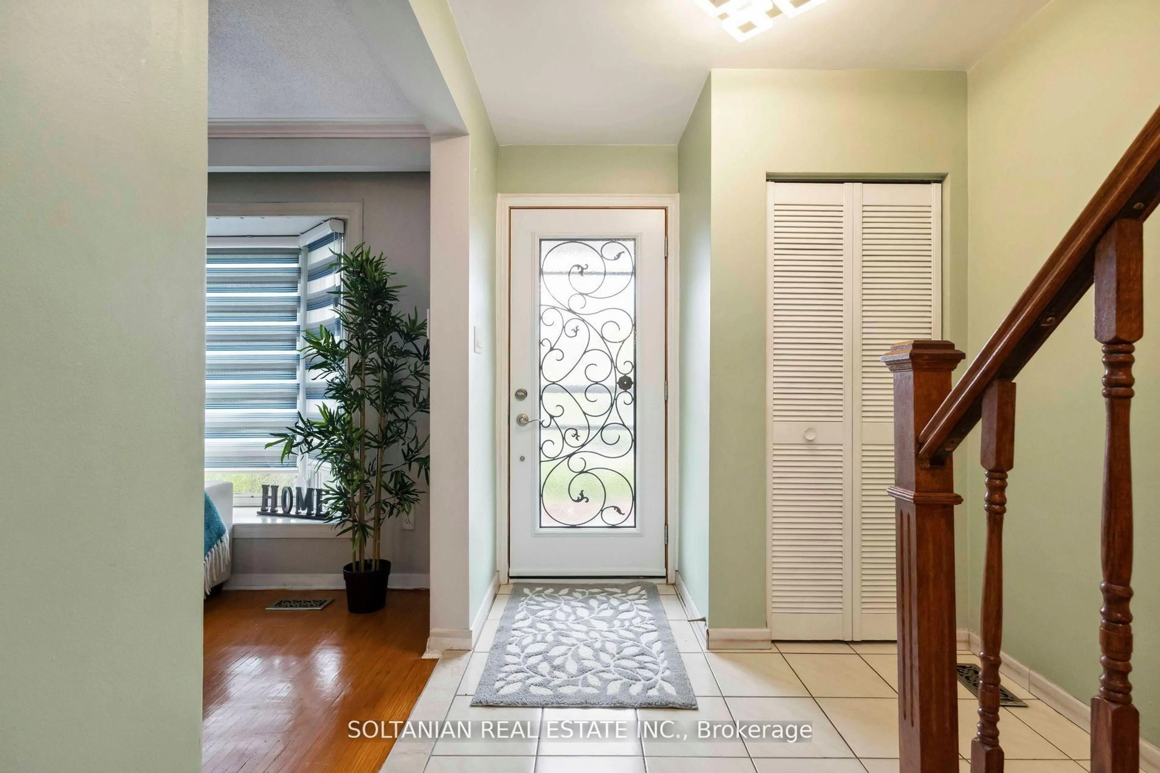 Indoor entryway for 102 Elnathan Cres, Toronto Ontario M9L 2G1