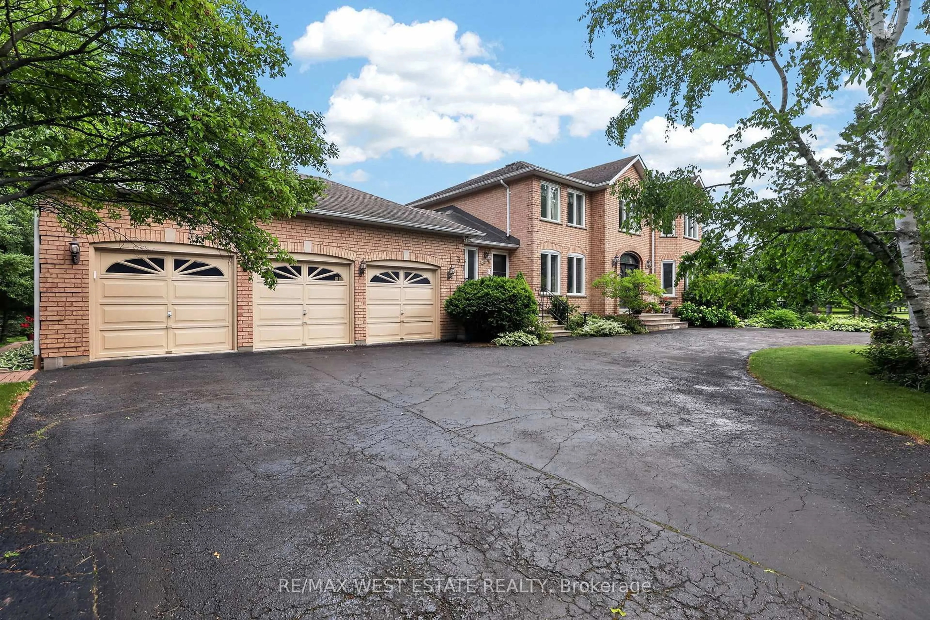 A pic from outside/outdoor area/front of a property/back of a property/a pic from drone, unknown for 3 Country Lane Dr, Caledon Ontario L7E 0B4