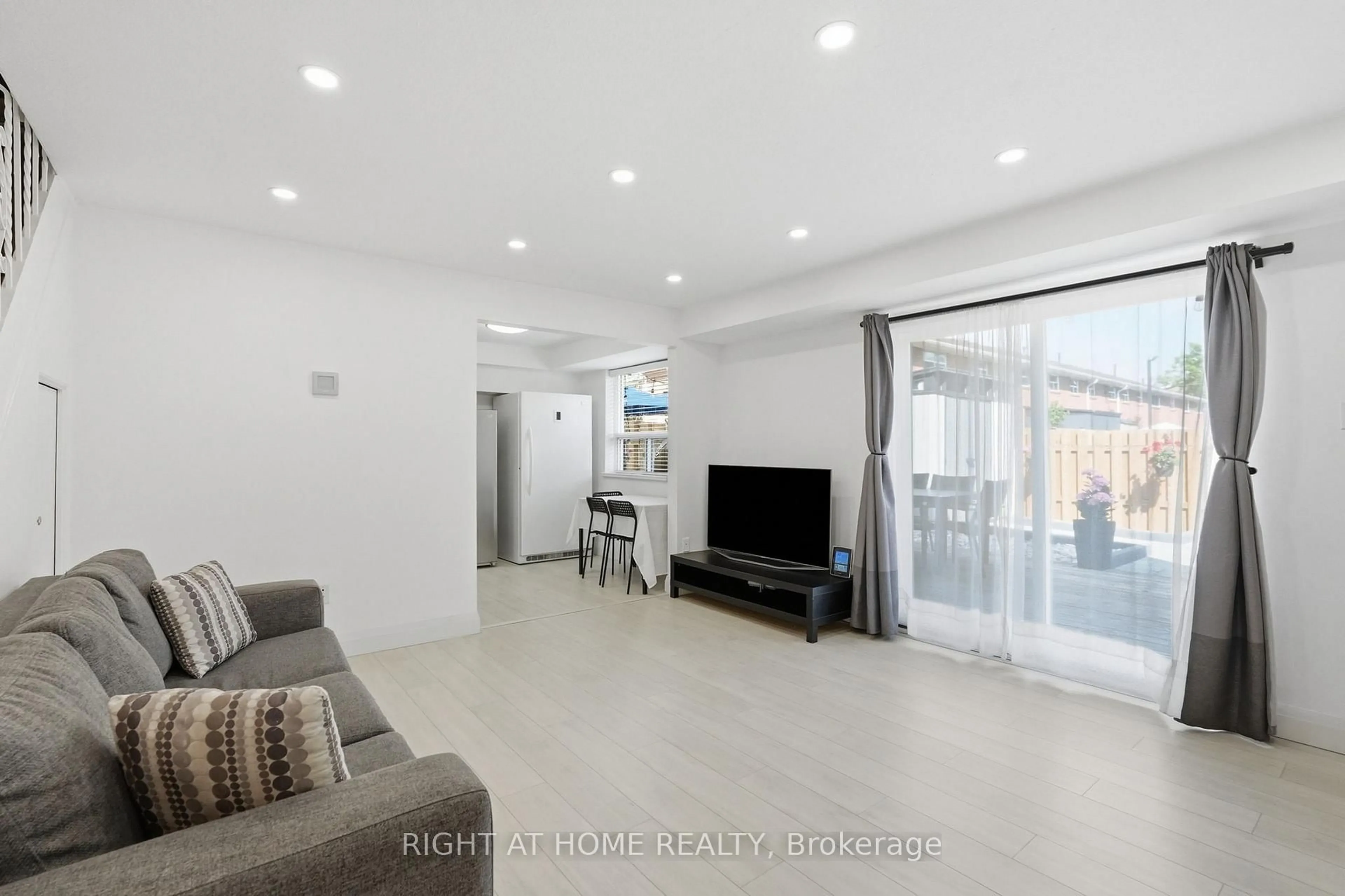 Living room with furniture, unknown for 475 Claridge Rd #4, Burlington Ontario L7N 2S1