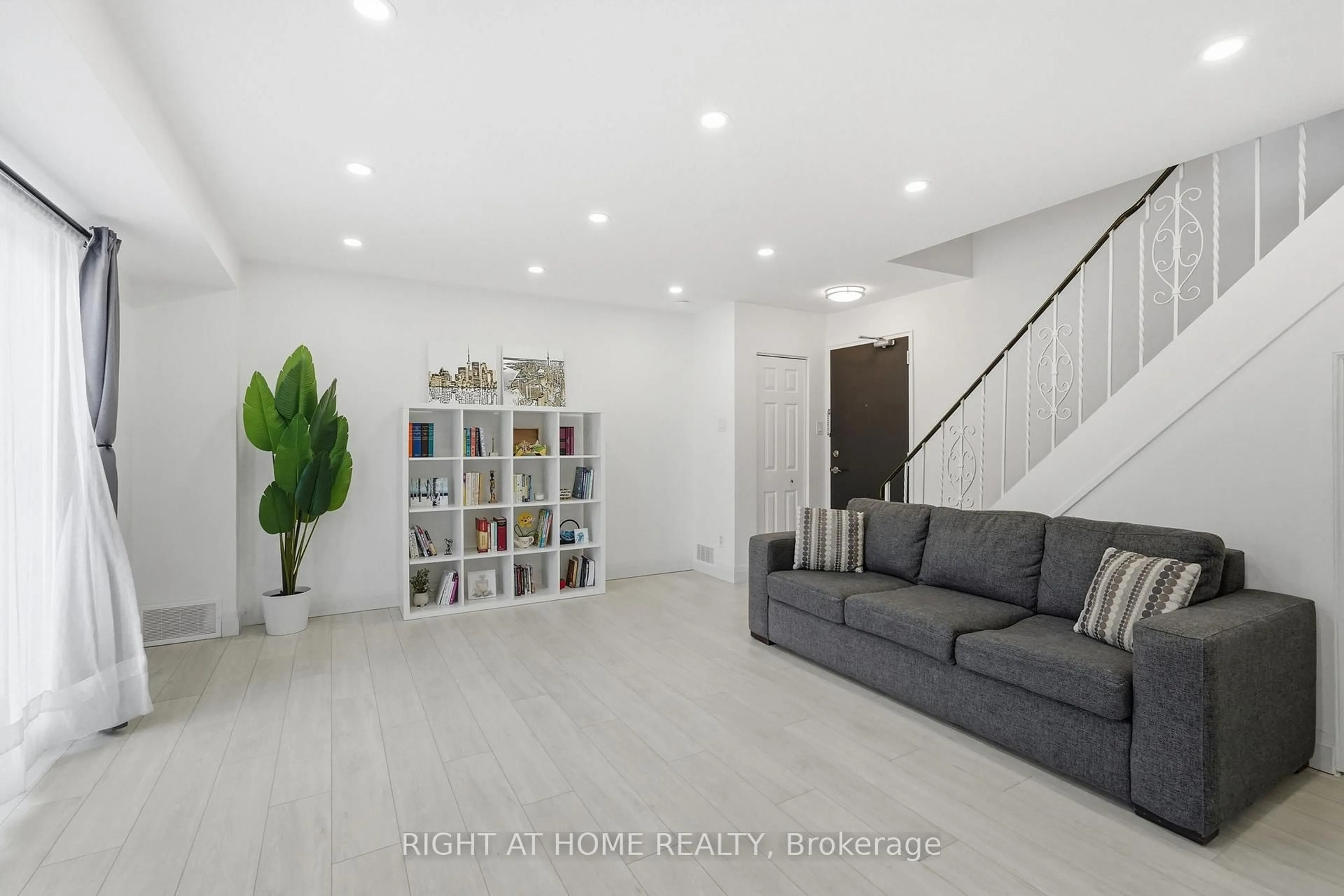 Living room with furniture, unknown for 475 Claridge Rd #4, Burlington Ontario L7N 2S1