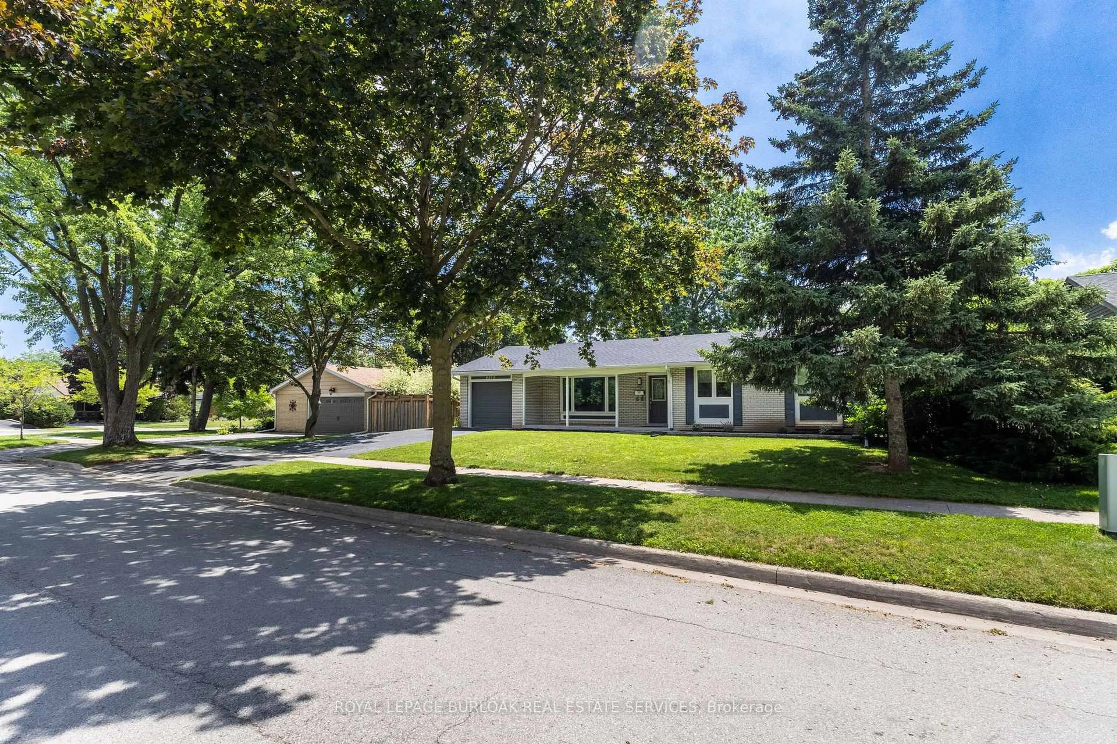 A pic from outside/outdoor area/front of a property/back of a property/a pic from drone, street for 4500 Rogers Rd, Burlington Ontario L7L 1S3