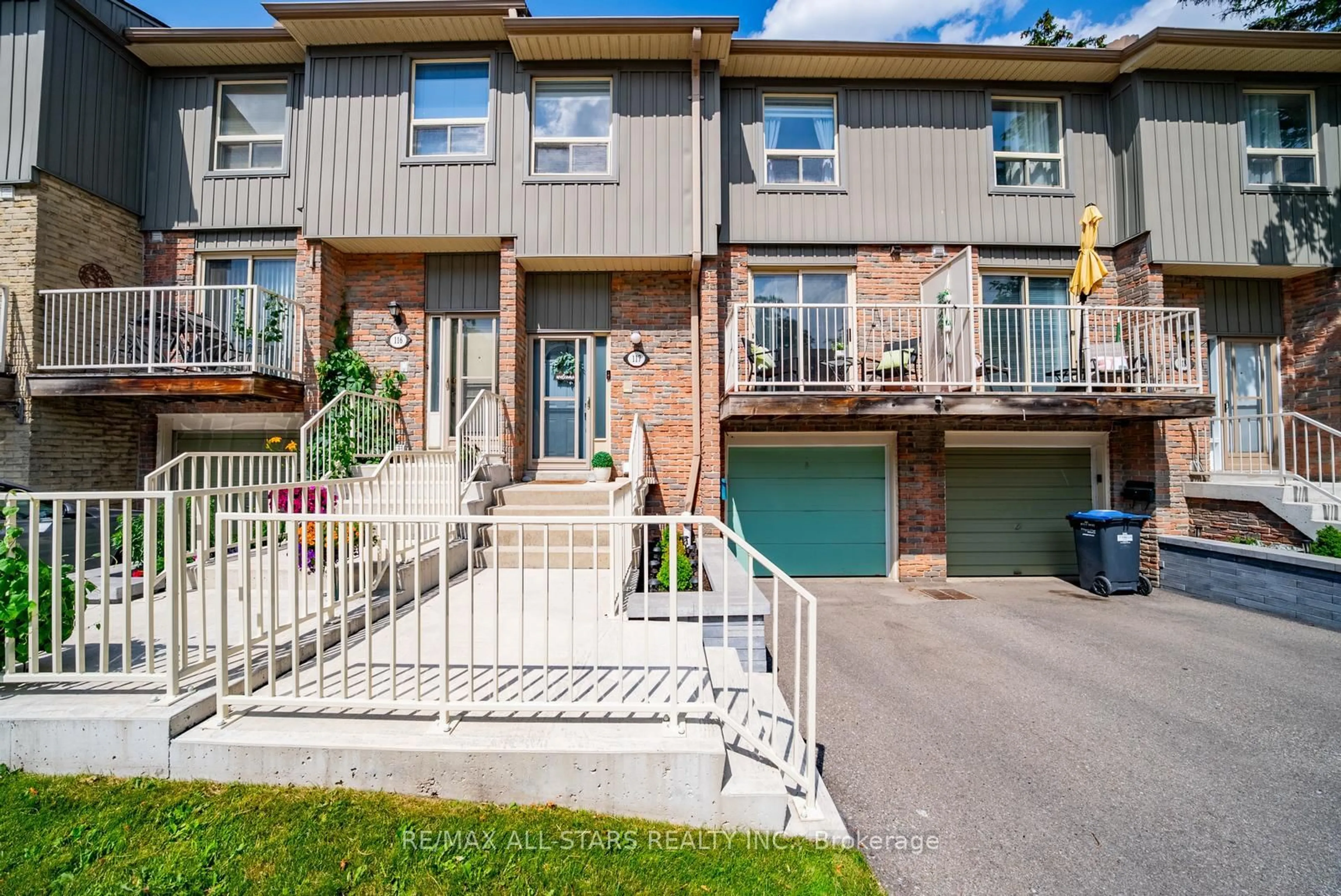 Home with brick exterior material, street for 60 Hanson Rd #117, Mississauga Ontario L5B 2P6