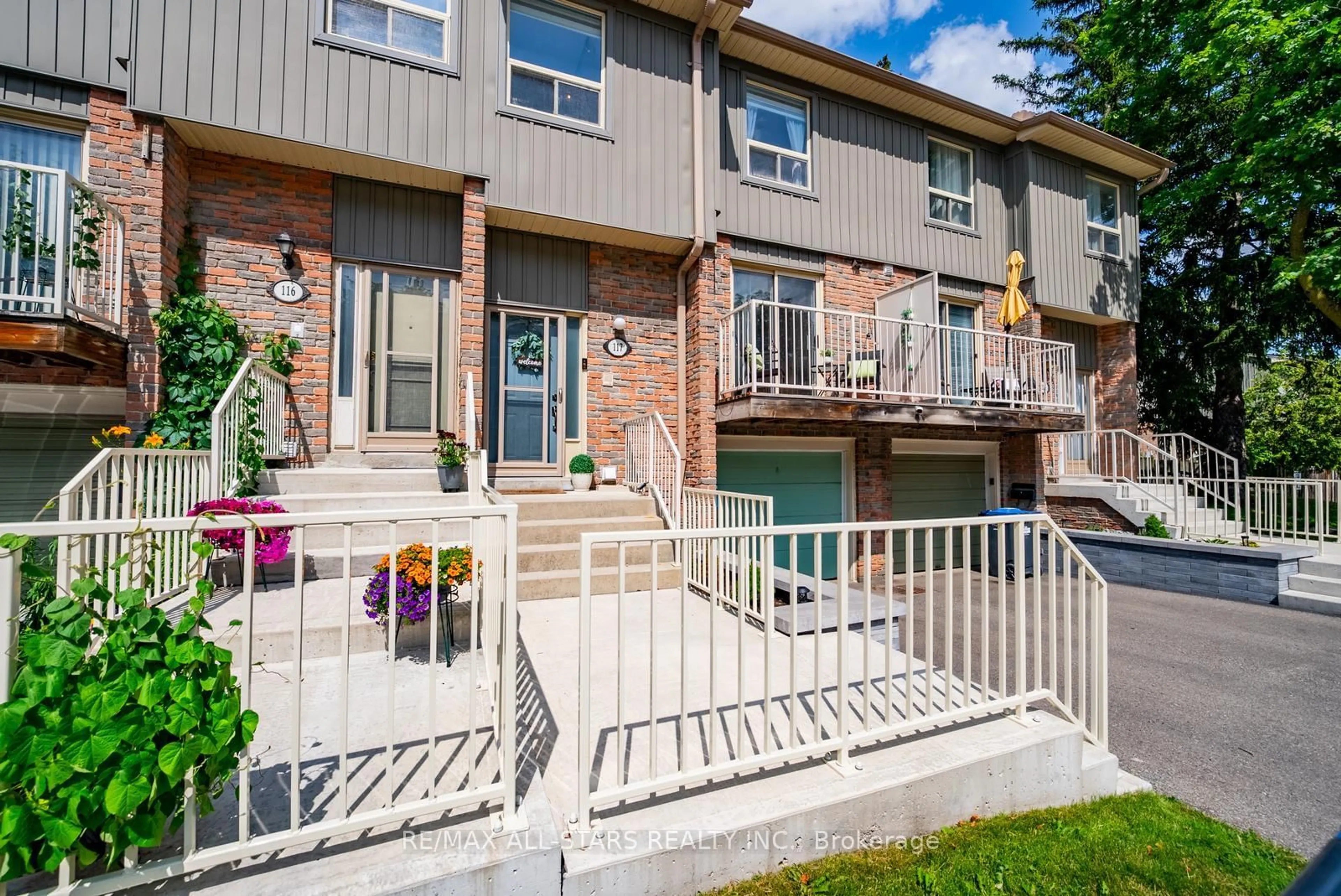 Patio, street for 60 Hanson Rd #117, Mississauga Ontario L5B 2P6