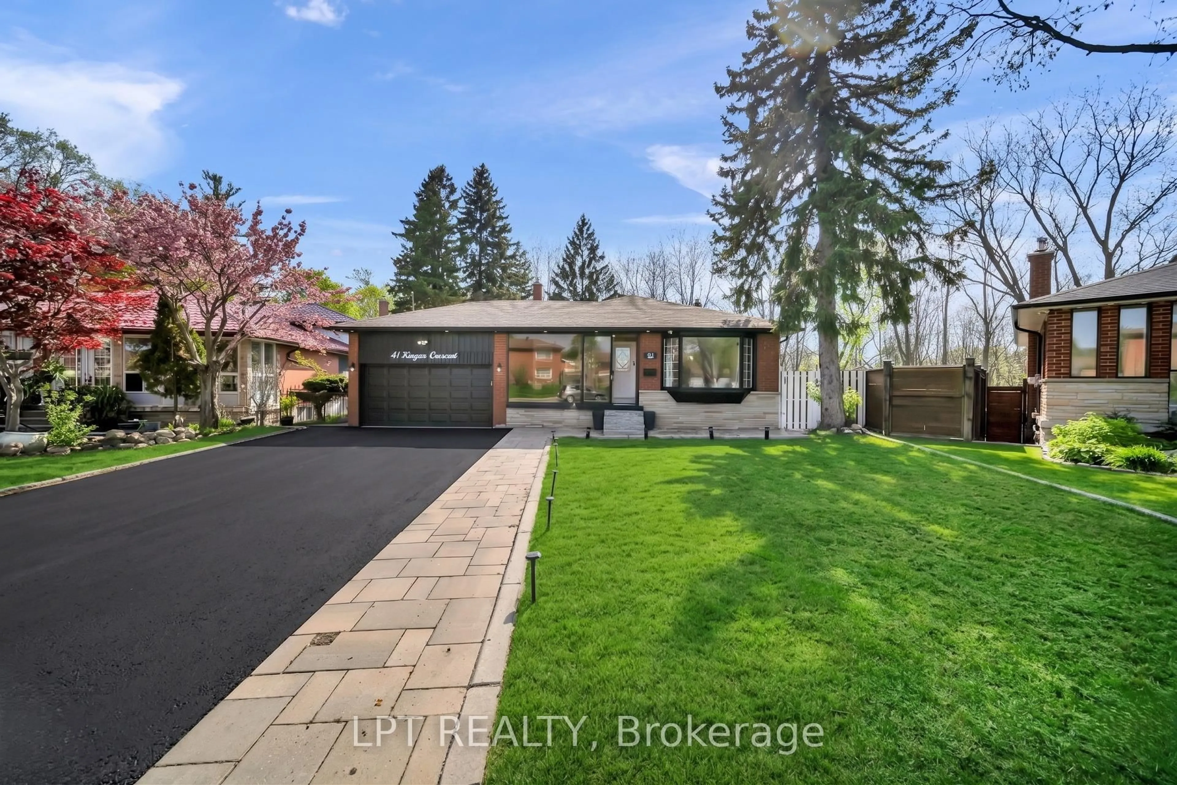 A pic from outside/outdoor area/front of a property/back of a property/a pic from drone, street for 41 Keegan Cres, Toronto Ontario M3J 1G1