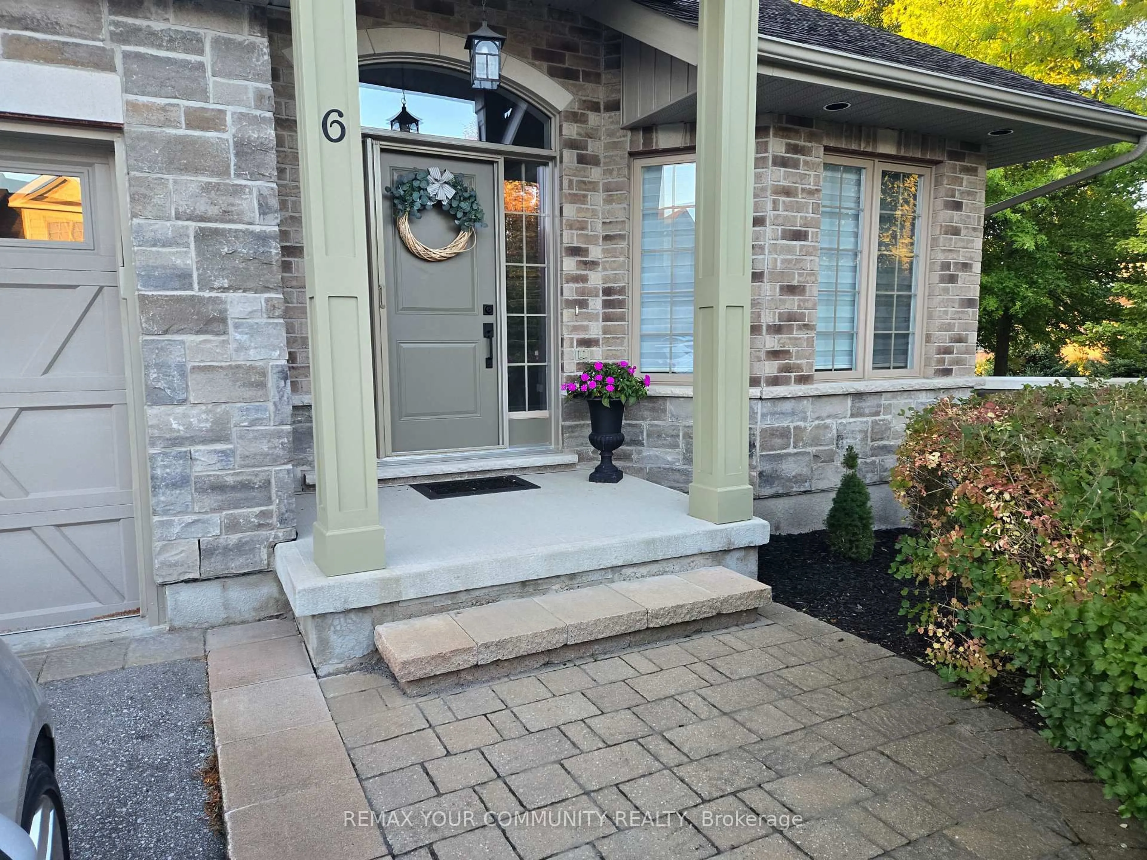 Indoor entryway for 10 Reddington Dr #6, Caledon Ontario L7E 4C3