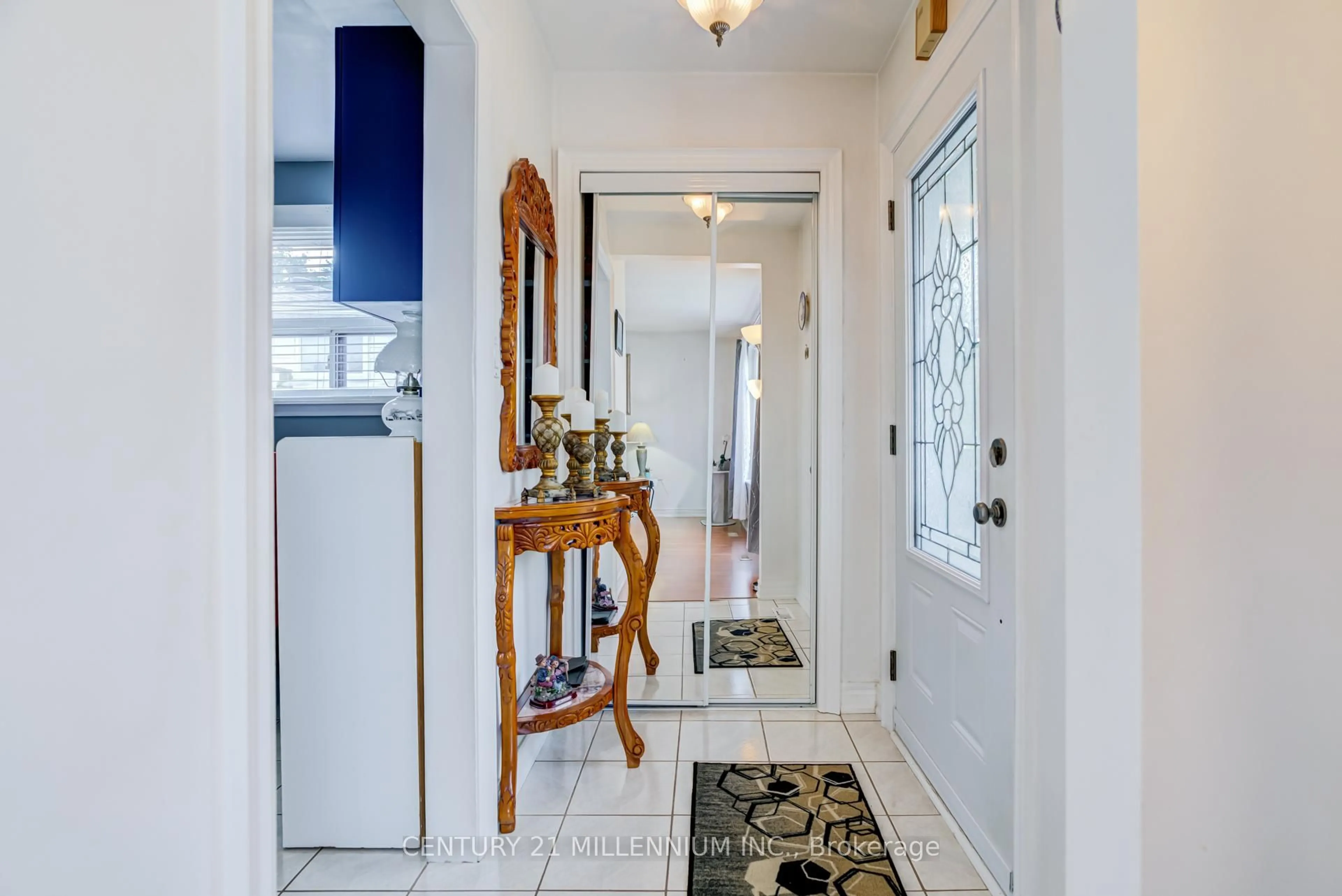 Indoor entryway for 150 Folkstone Cres, Brampton Ontario L6T 3M5