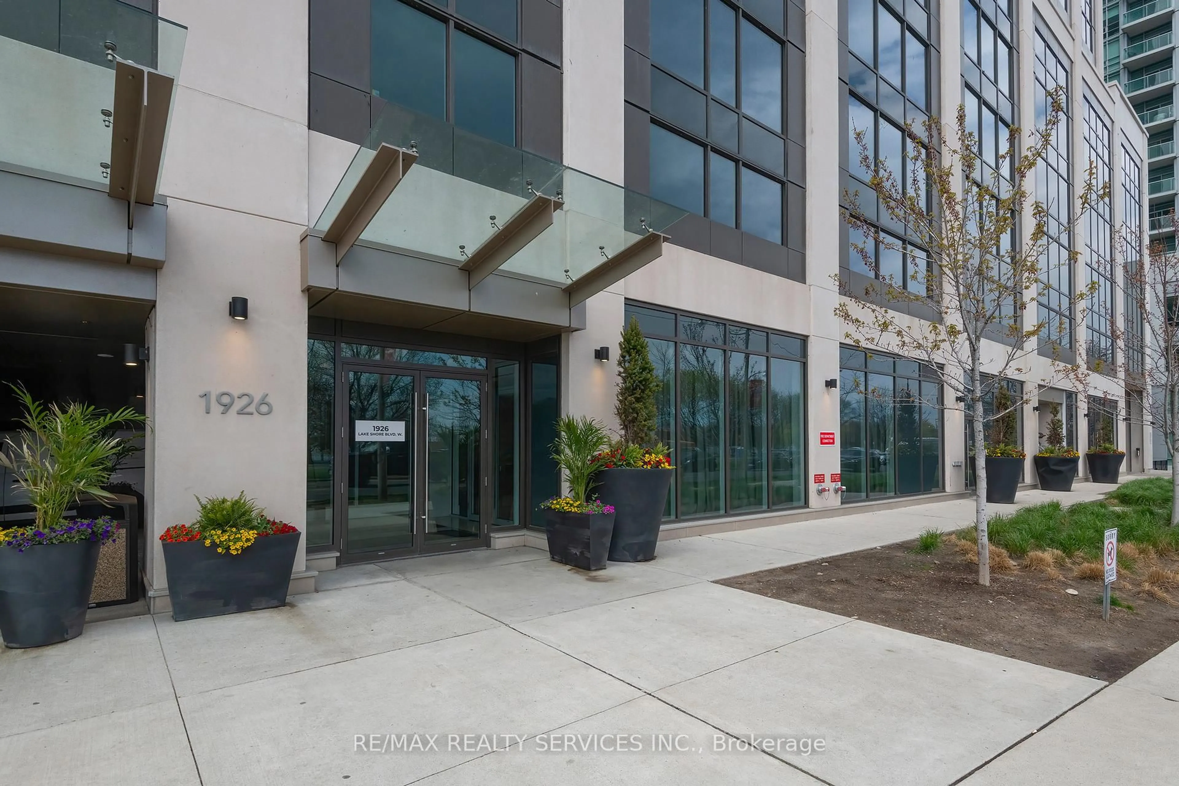 Indoor foyer for 1926 Lakeshore Blvd #1616, Toronto Ontario M6S 1A1