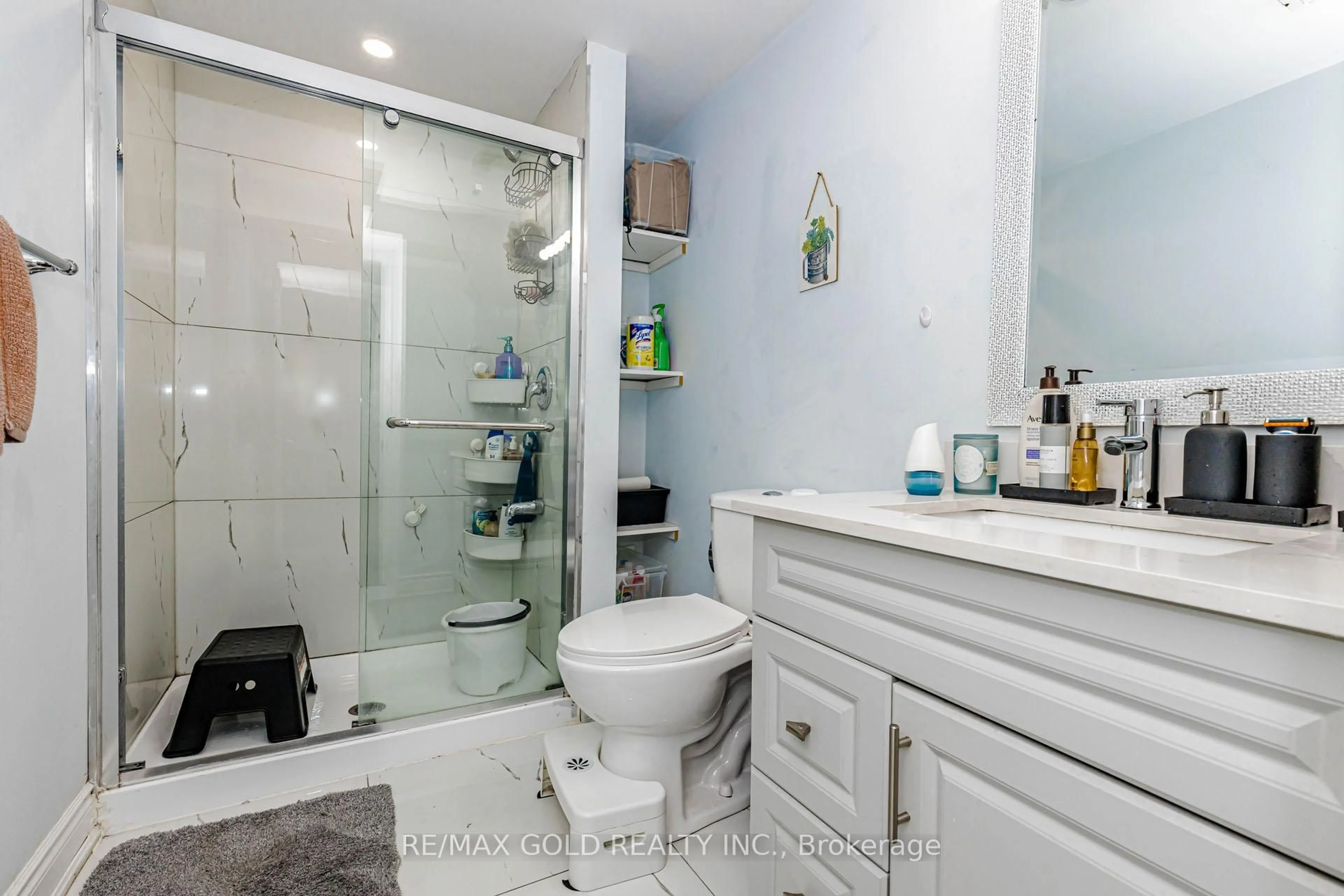 Standard bathroom, ceramic/tile floor for 4 Trudelle Cres, Brampton Ontario L7A 2Z5