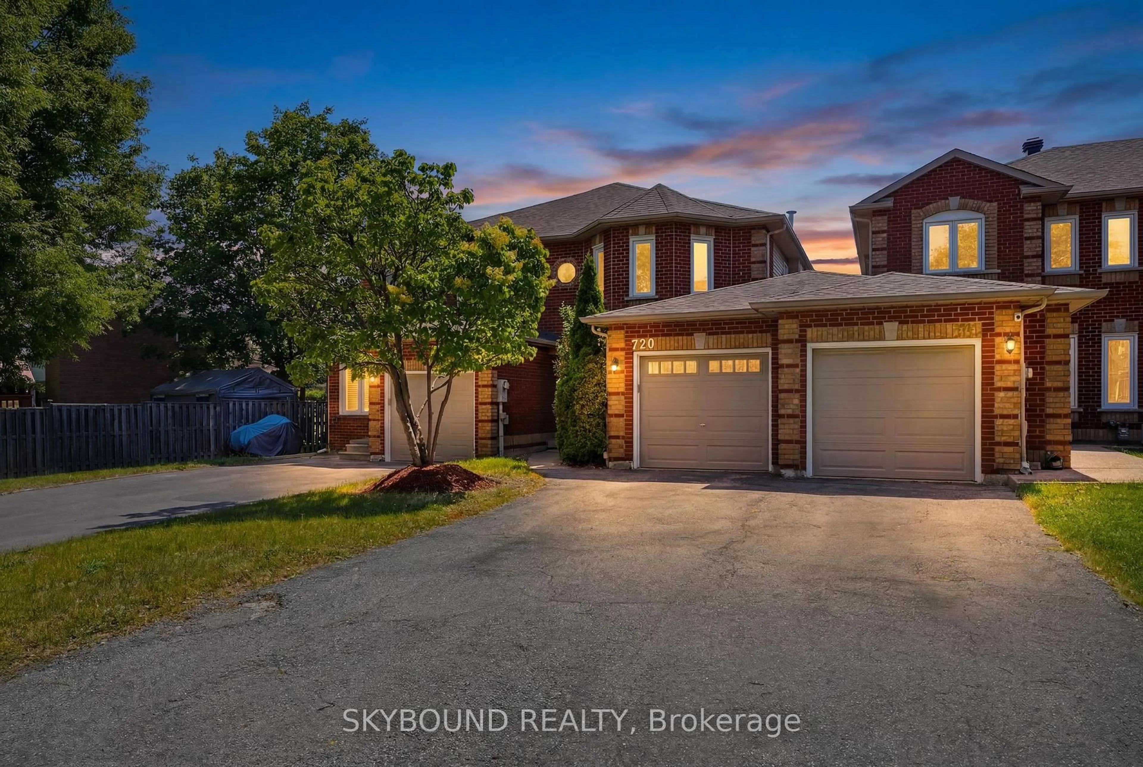 A pic from outside/outdoor area/front of a property/back of a property/a pic from drone, street for 720 Whitfield Terr, Mississauga Ontario L5R 3H8