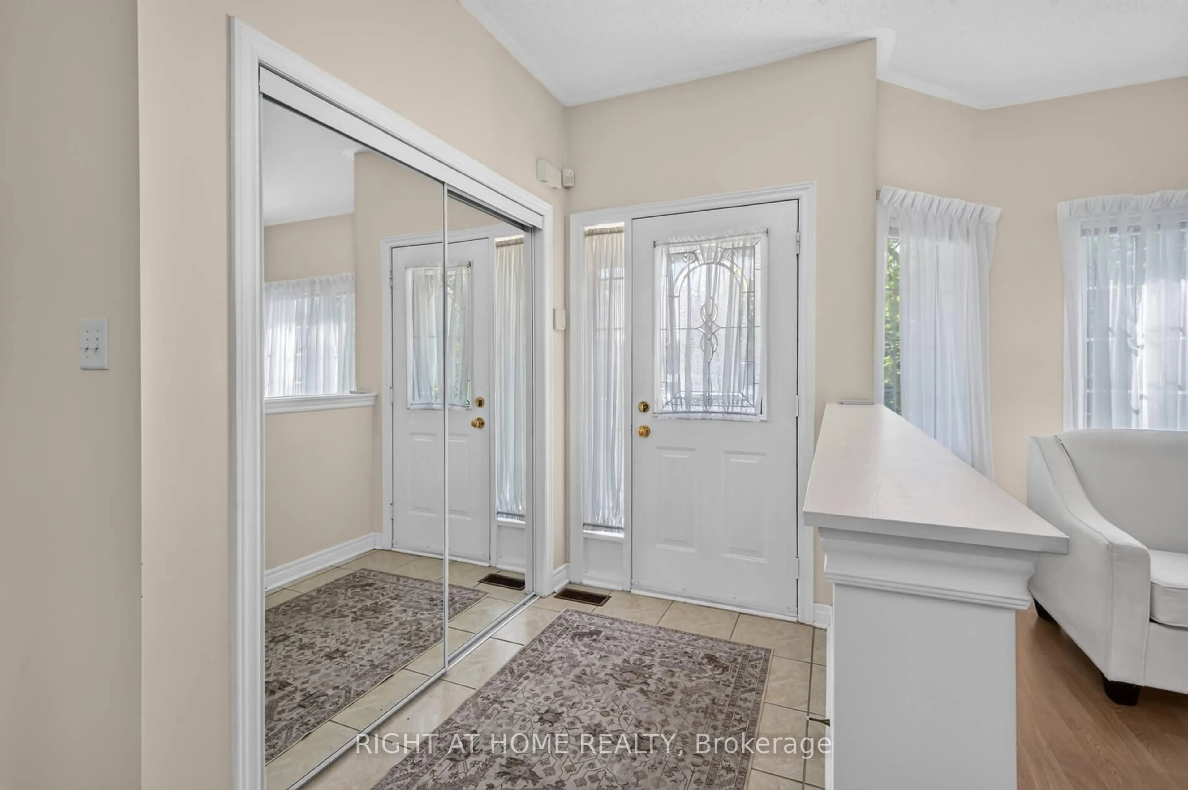 Indoor entryway for 5 Orchard Park Gate, Brampton Ontario L6R 1W5