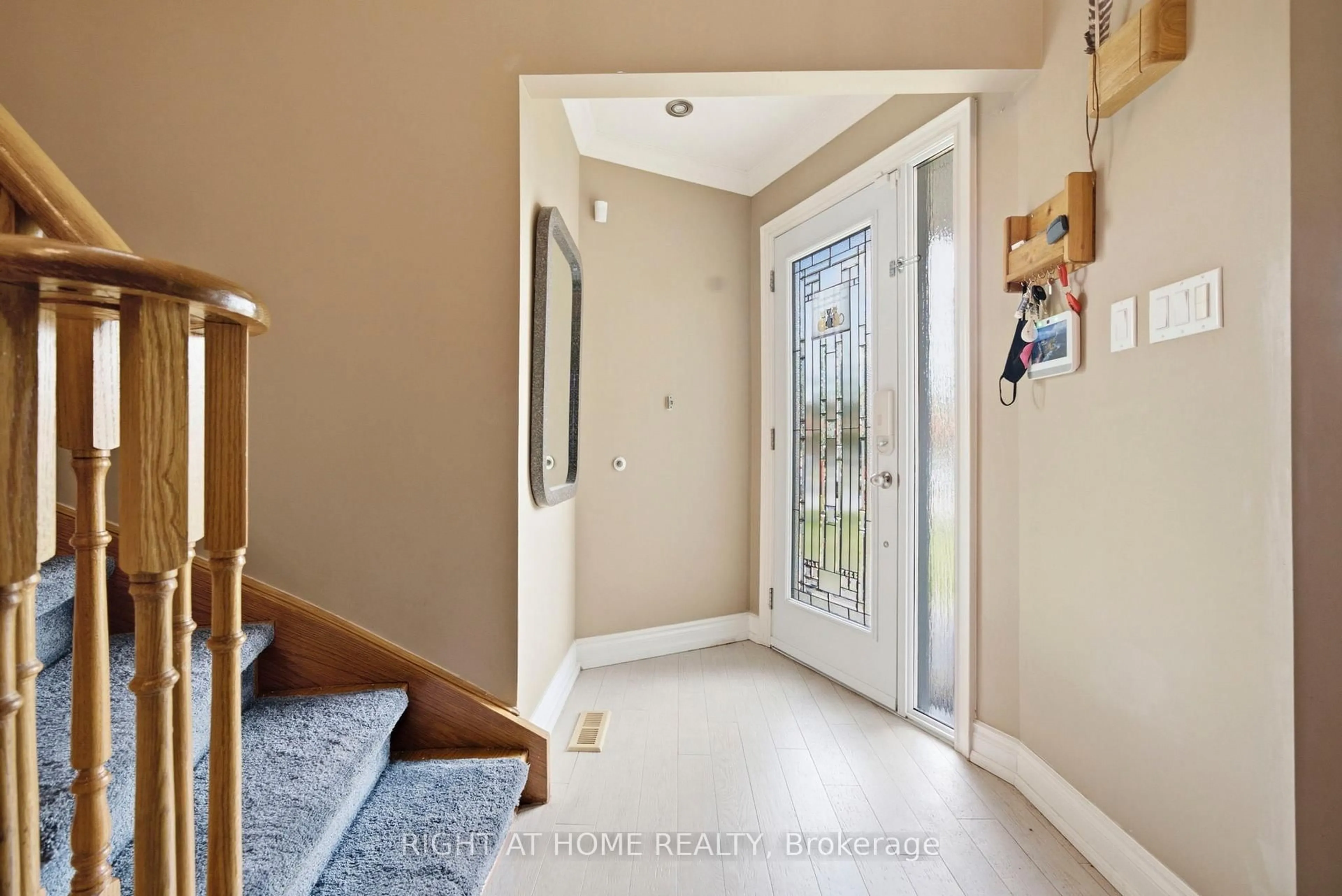 Indoor entryway for 7 Polygon Crt, Brampton Ontario L6Z 3X8