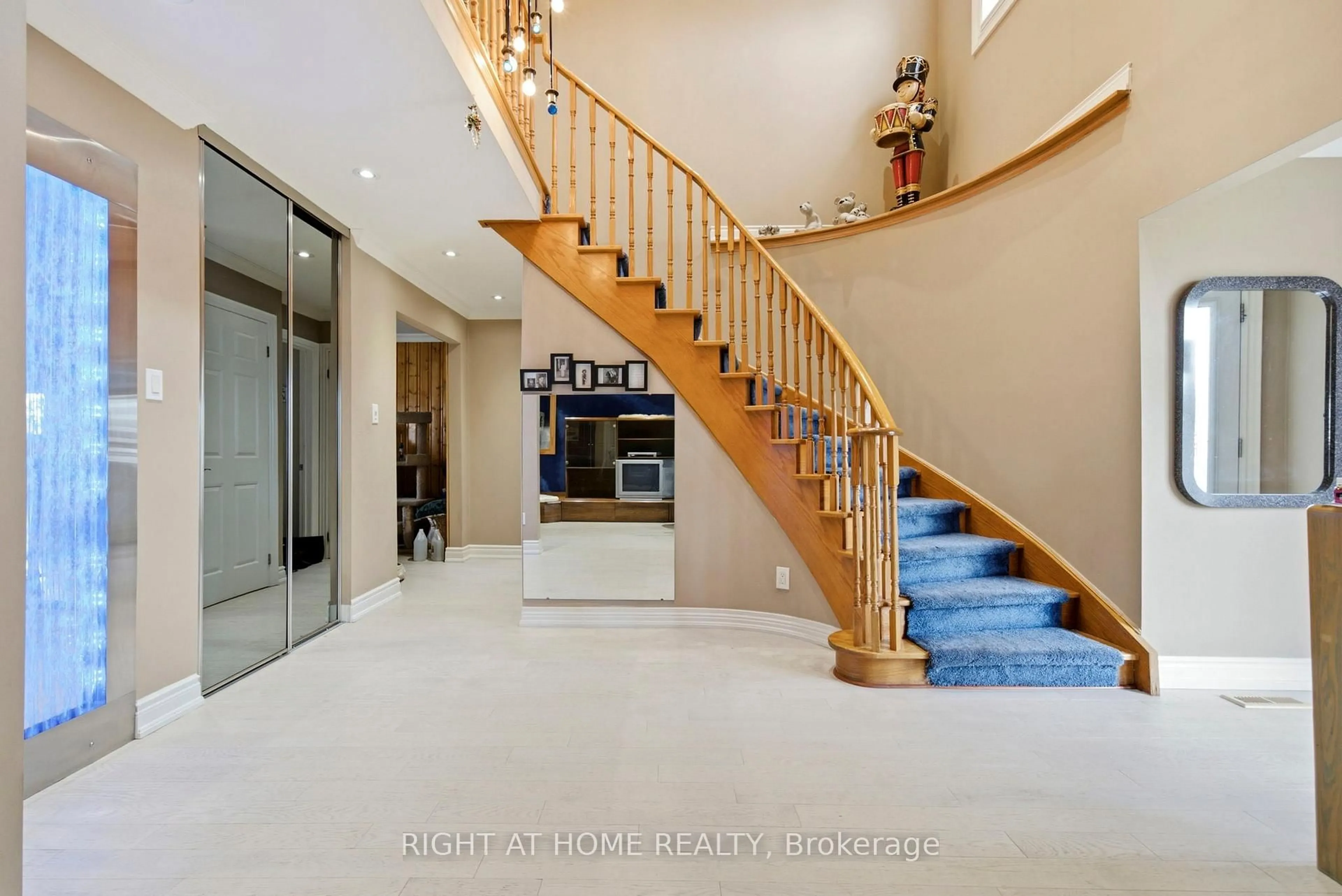 Indoor foyer for 7 Polygon Crt, Brampton Ontario L6Z 3X8