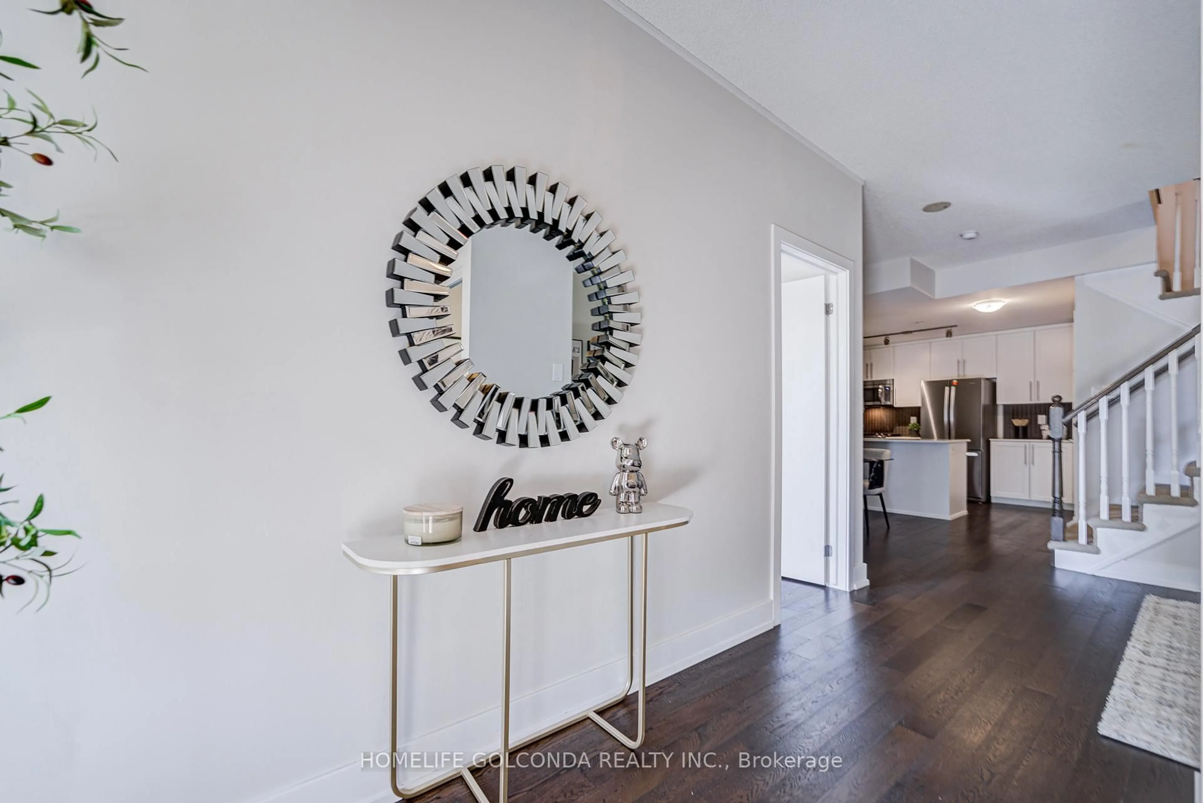 Indoor entryway for 4011 Brickstone Mews, Mississauga Ontario L5B 0G3