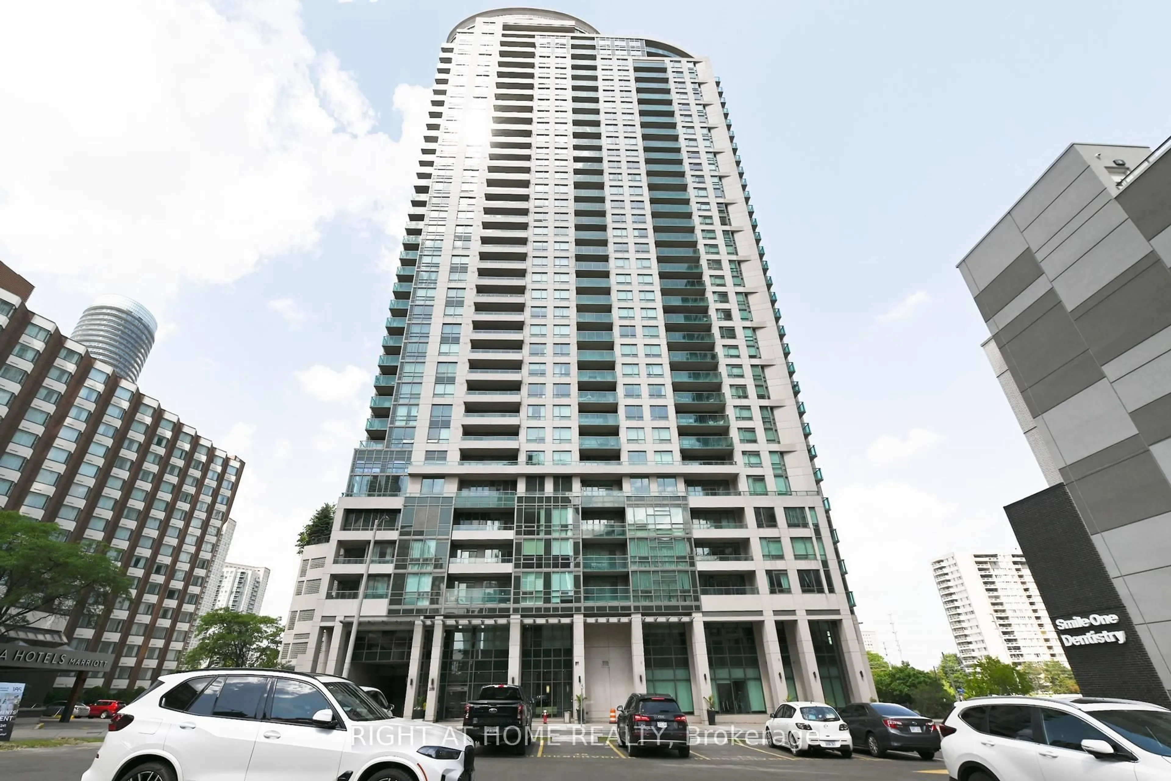 Indoor foyer for 208 Enfield Pl #2005, Mississauga Ontario L5B 0G8
