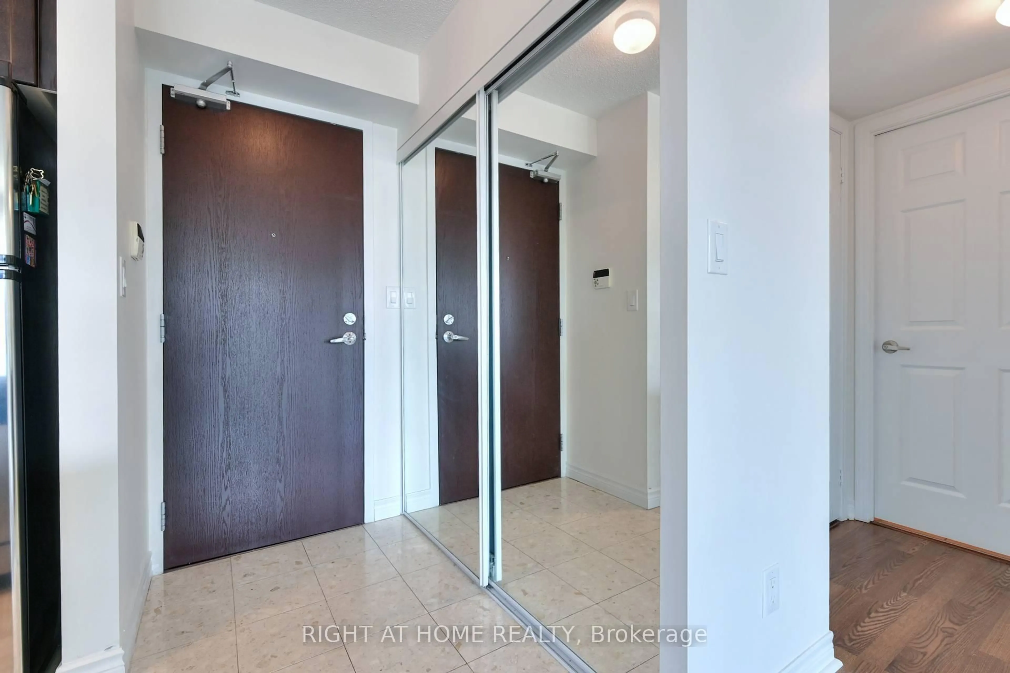 Indoor foyer for 208 Enfield Pl #2005, Mississauga Ontario L5B 0G8