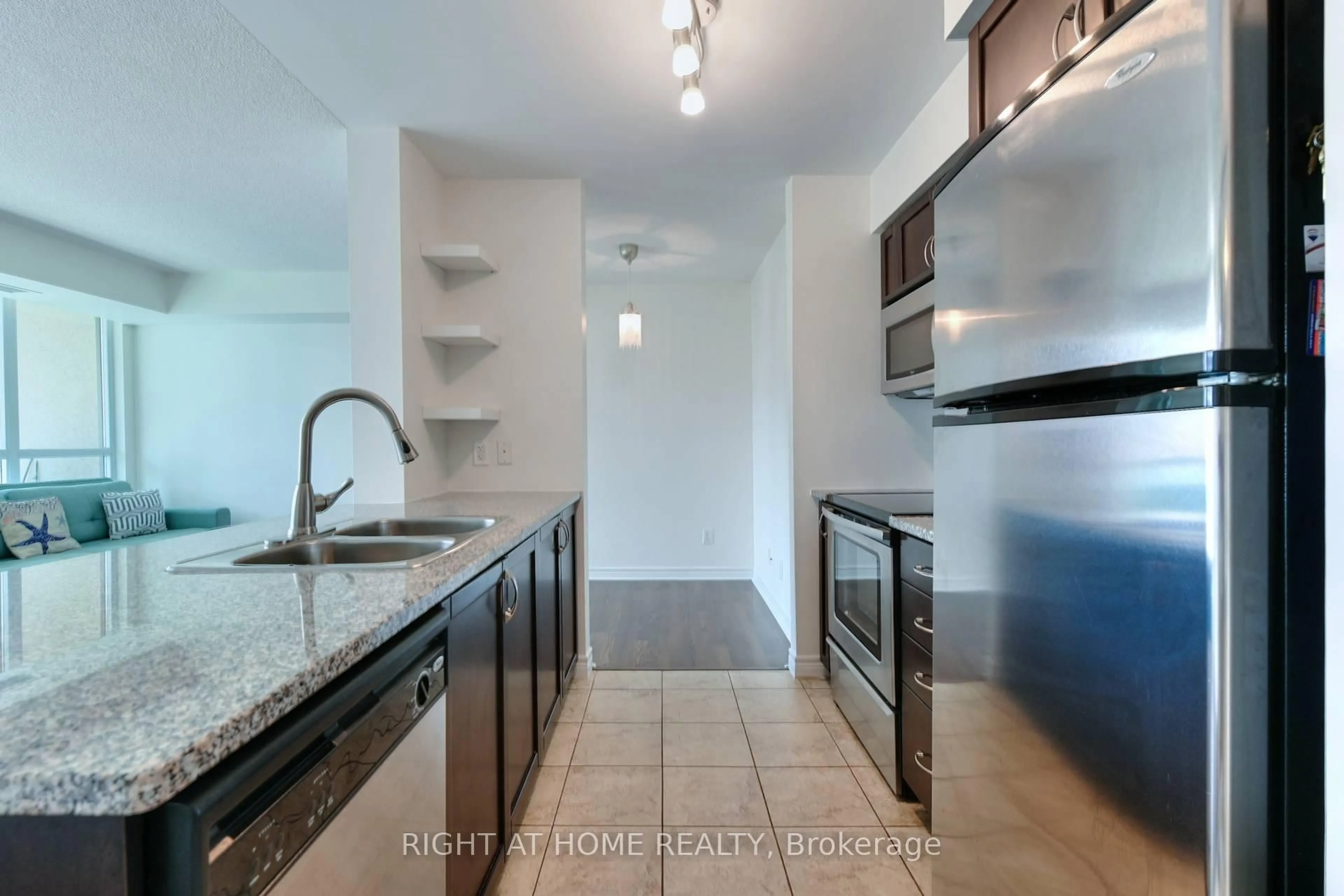 Standard kitchen, ceramic/tile floor for 208 Enfield Pl #2005, Mississauga Ontario L5B 0G8
