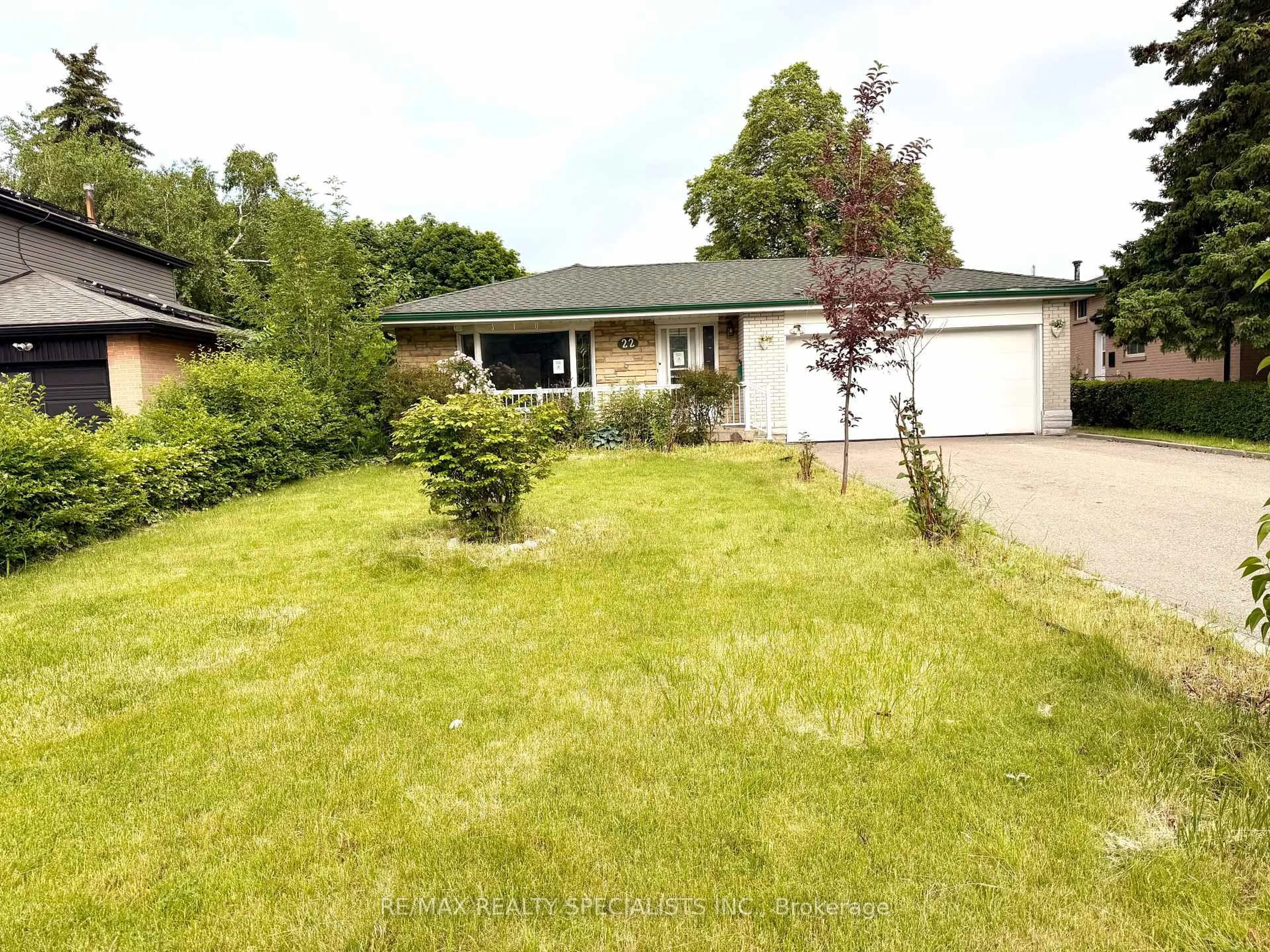 A pic from outside/outdoor area/front of a property/back of a property/a pic from drone, street for 22 Beechwood Cres, Brampton Ontario L6T 1Y1