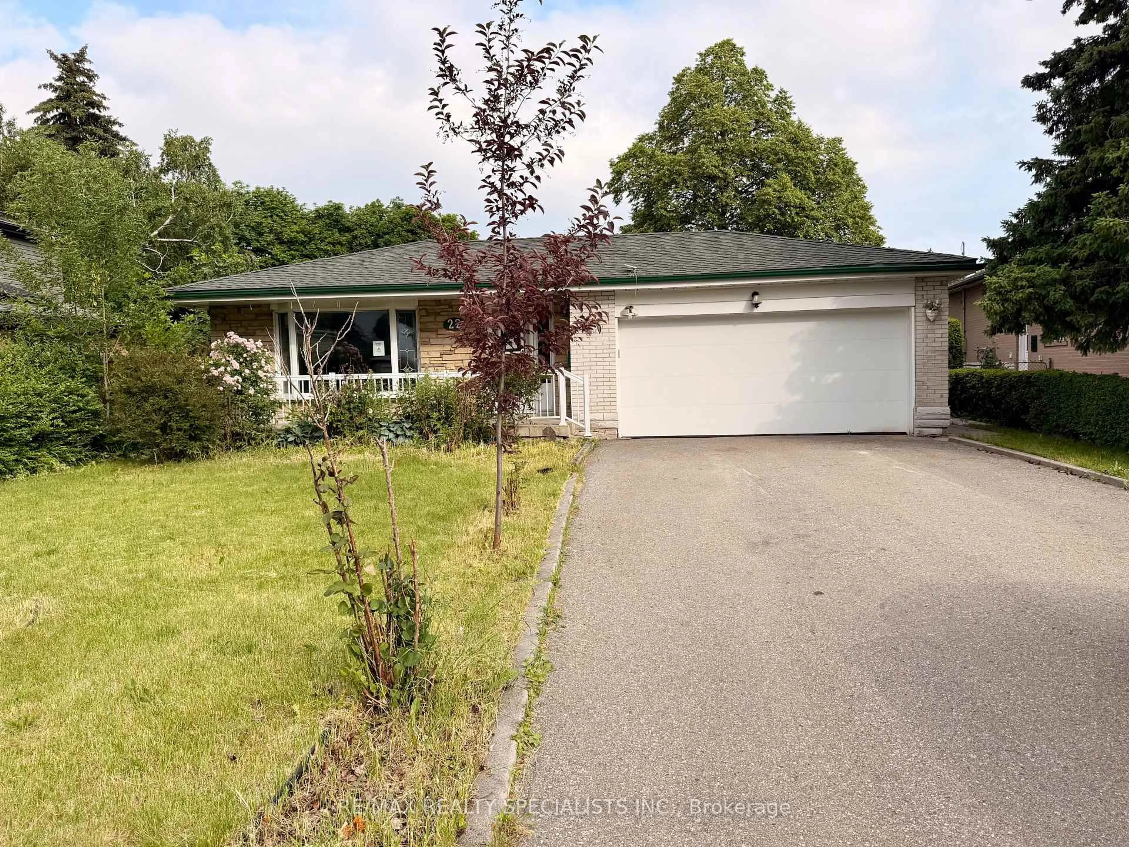 A pic from outside/outdoor area/front of a property/back of a property/a pic from drone, street for 22 Beechwood Cres, Brampton Ontario L6T 1Y1